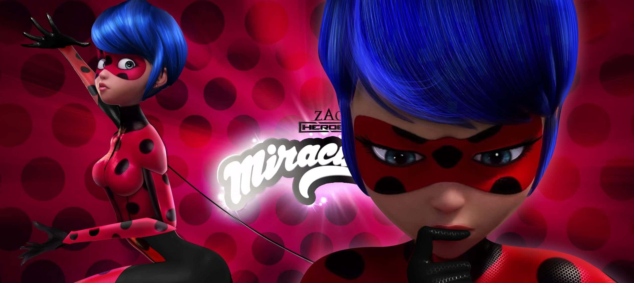 Ladybug And Cat Noir 桌布 壁紙 — 一位動感十足的動畫風格女超級英雄，藍色頭髮，紅色圓點套裝，在充滿活力的粉紅色圓點背景前擺姿勢。