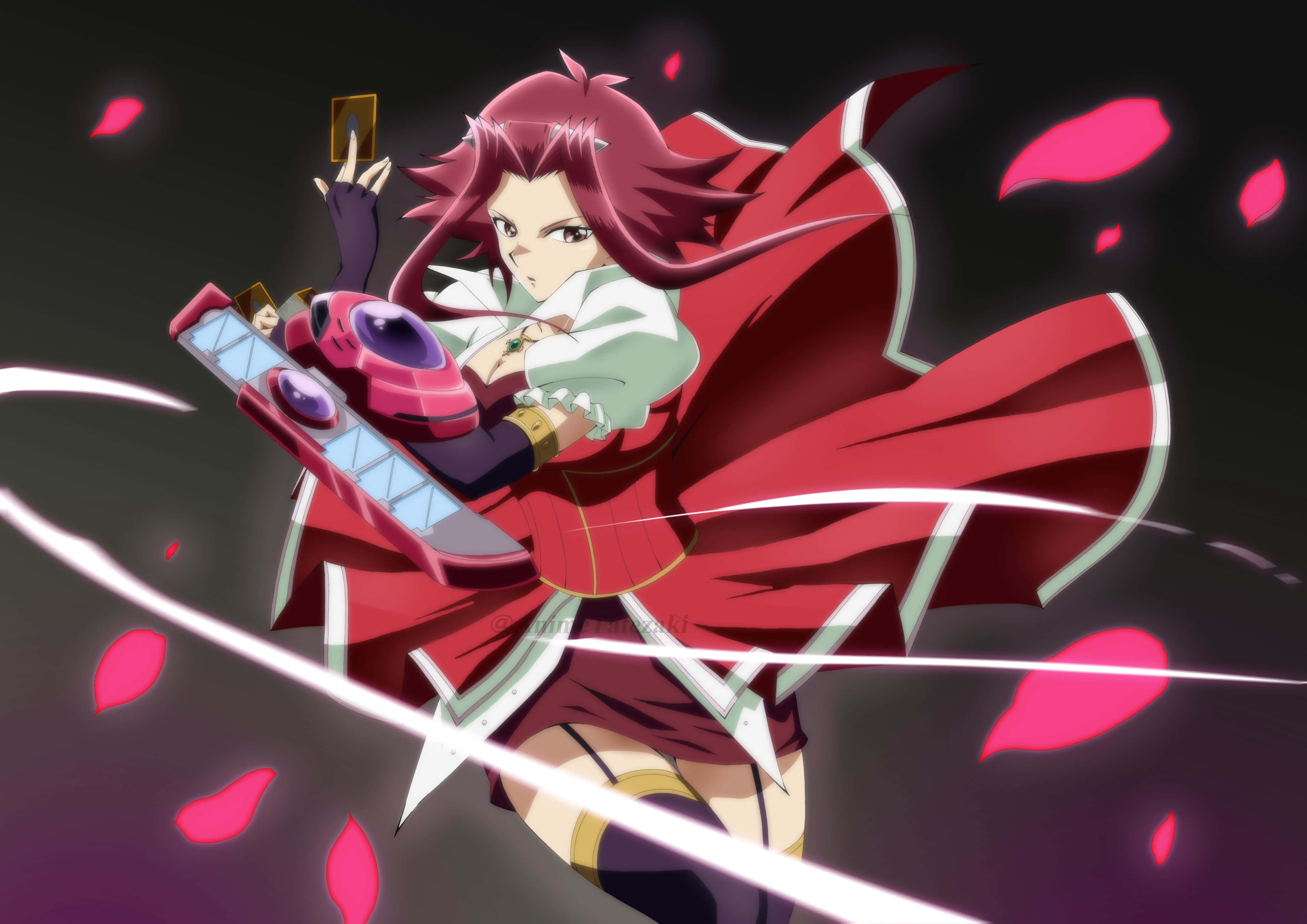 Akiza Izinski 桌布 壁紙 — 一位動態的紅髮動漫女孩在黑暗背景中，於飄浮的花瓣間揮舞著發光的粉紅色武器。