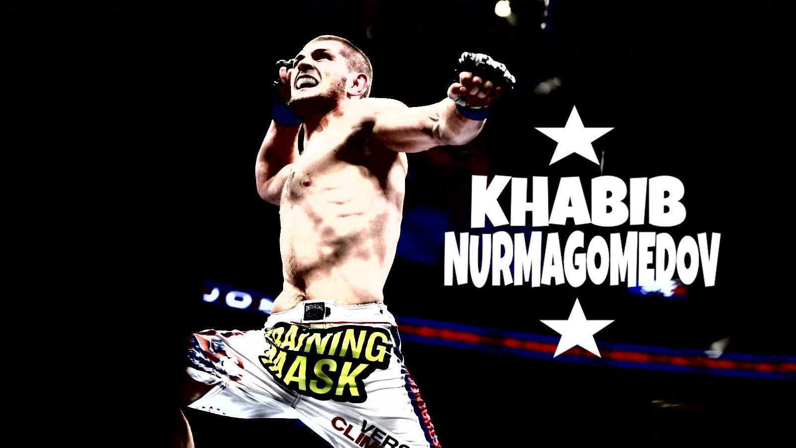 UFC 桌布 壁紙 — 一位勝利的MMA拳手Khabib Nurmagomedov在明亮的場館燈光下高舉雙臂，發出勝利的怒吼。
