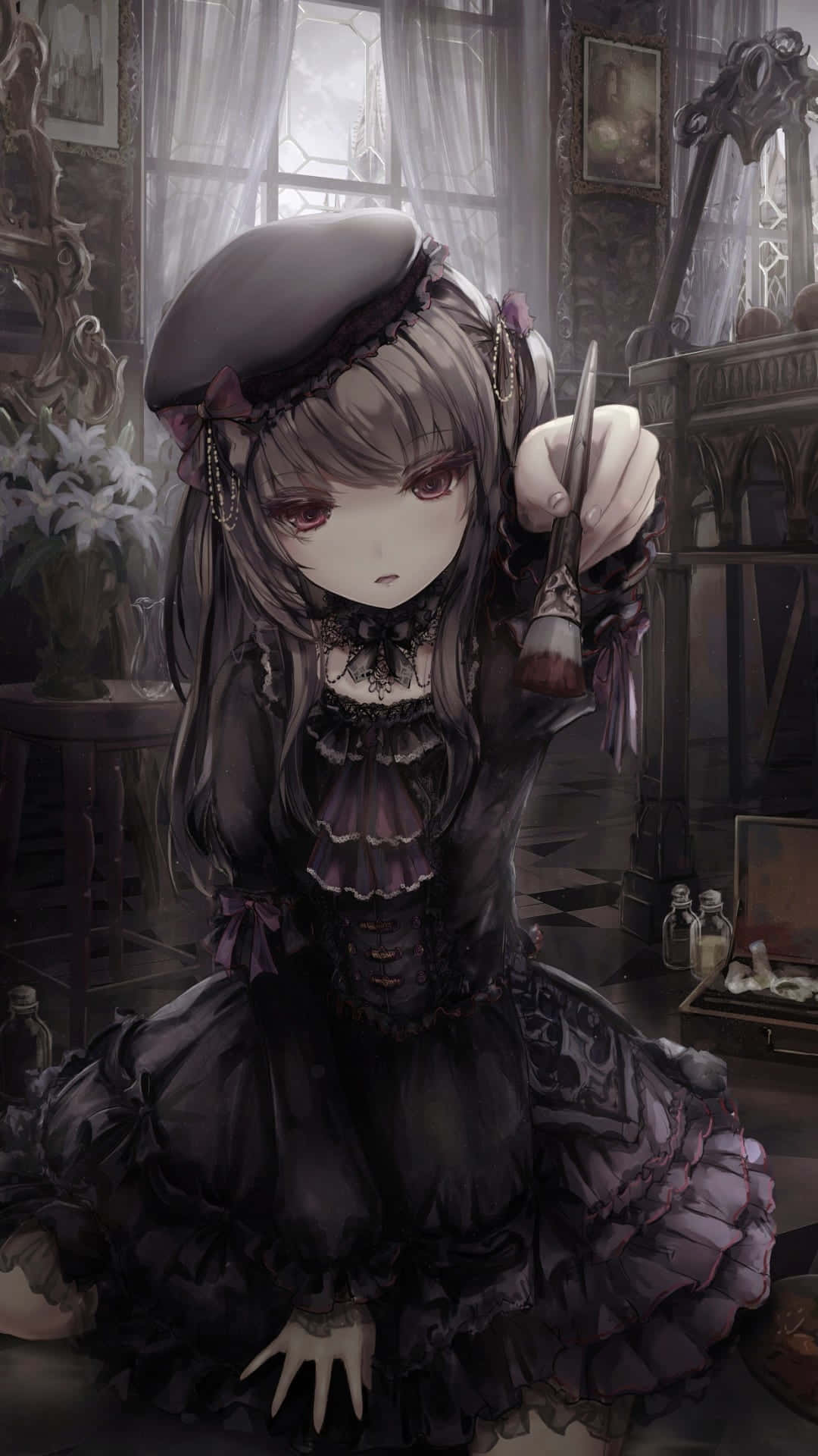 Gothic Costumes 桌布 壁紙 — 一位哥特式动漫女孩穿着深紫色连衣裙，在带有蕾丝窗帘和古董家具的复古房间里拿着画笔。