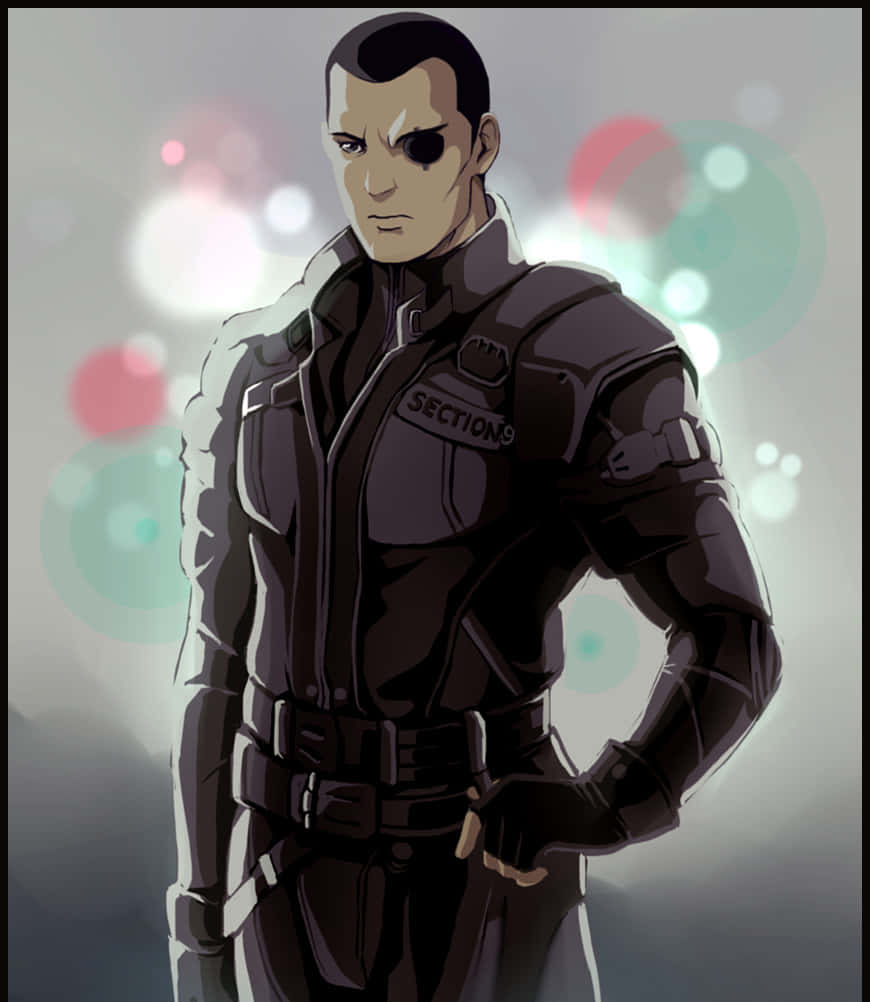 Ghost In The Shell Saito 桌布 壁紙 — 一位嚴肅的動漫士兵，身穿黑色戰術服，戴著眼罩，自信地站在模糊多彩的散景背景前。
