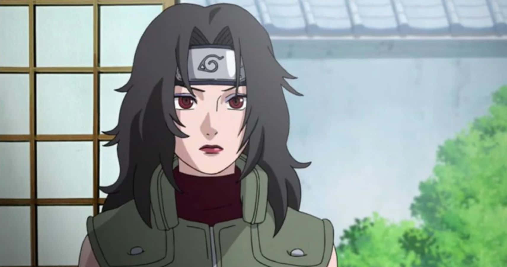 Kurenai Yuhi 桌布 壁紙 — 一位嚴肅的動漫忍者，黑髮紅眼，站在室內靠近障子屏風，外面可見綠樹。