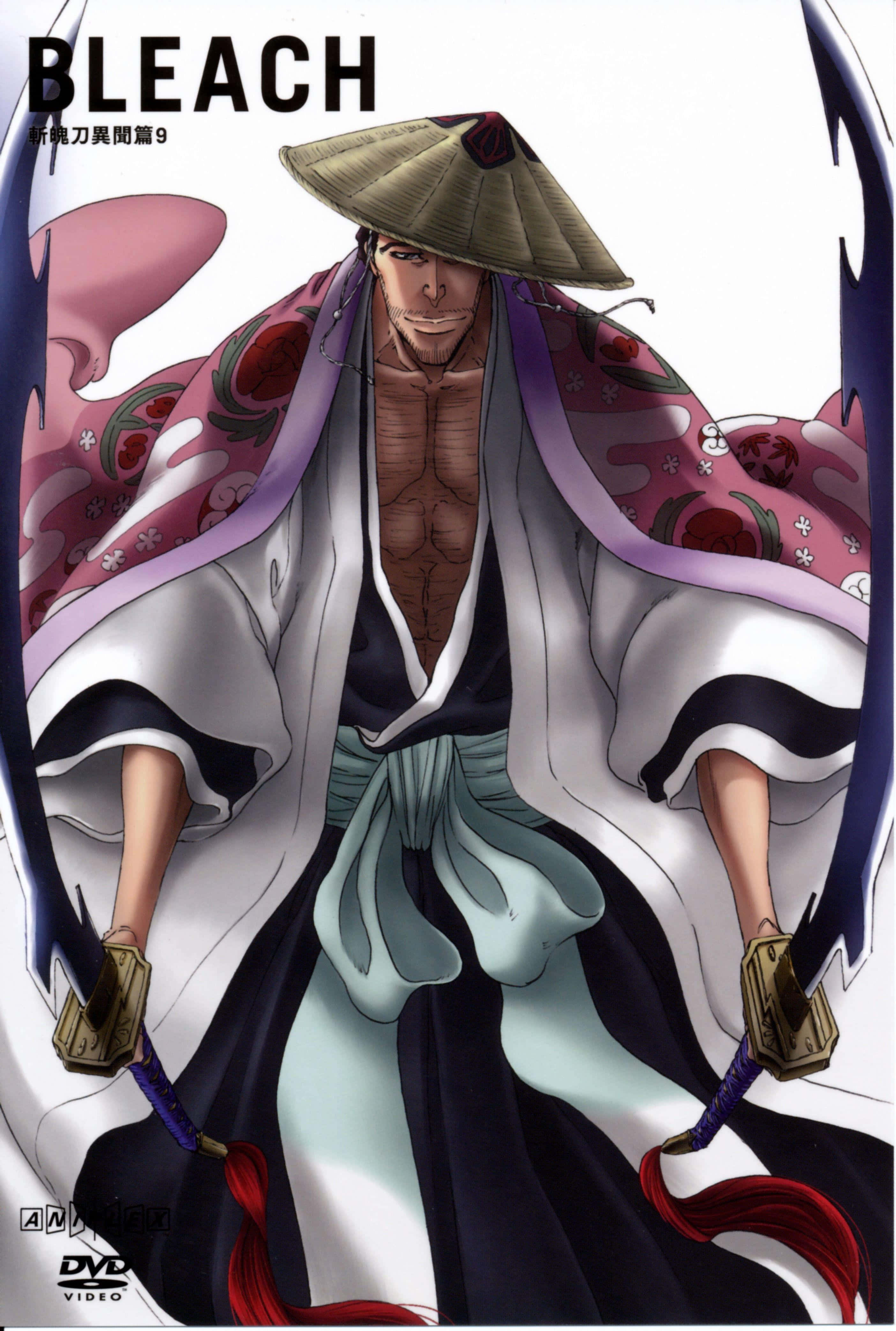 Shunsui Kyoraku 桌布 壁紙 — 一位嚴肅的動漫武士，戴著圓錐形帽子，穿著花卉長袍，在純白背景前手持兩把劍。