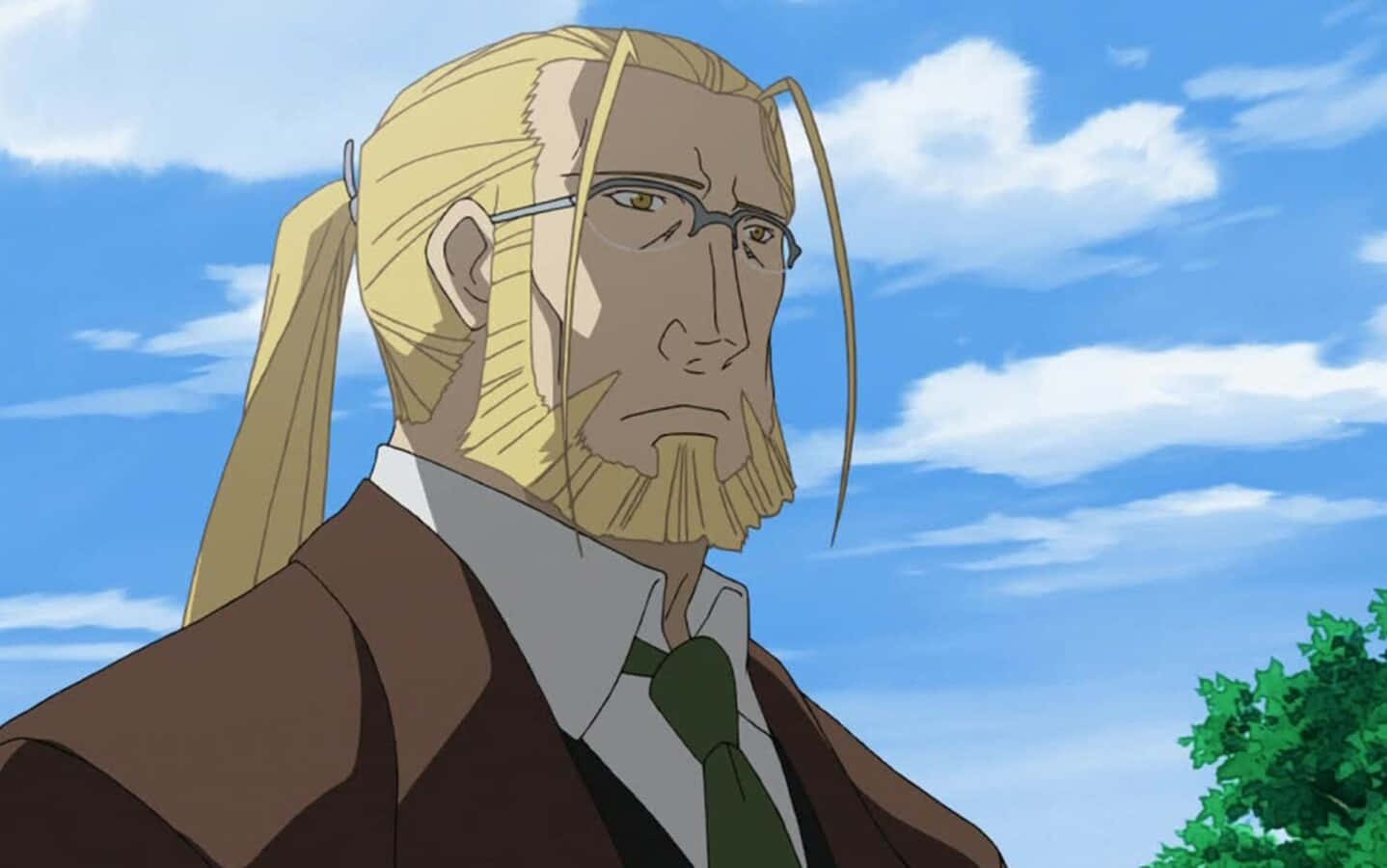 Van Hohenheim 桌布 壁紙 — 一位嚴肅的動漫男子，金色馬尾辮和眼鏡，凝視著藍天白雲。