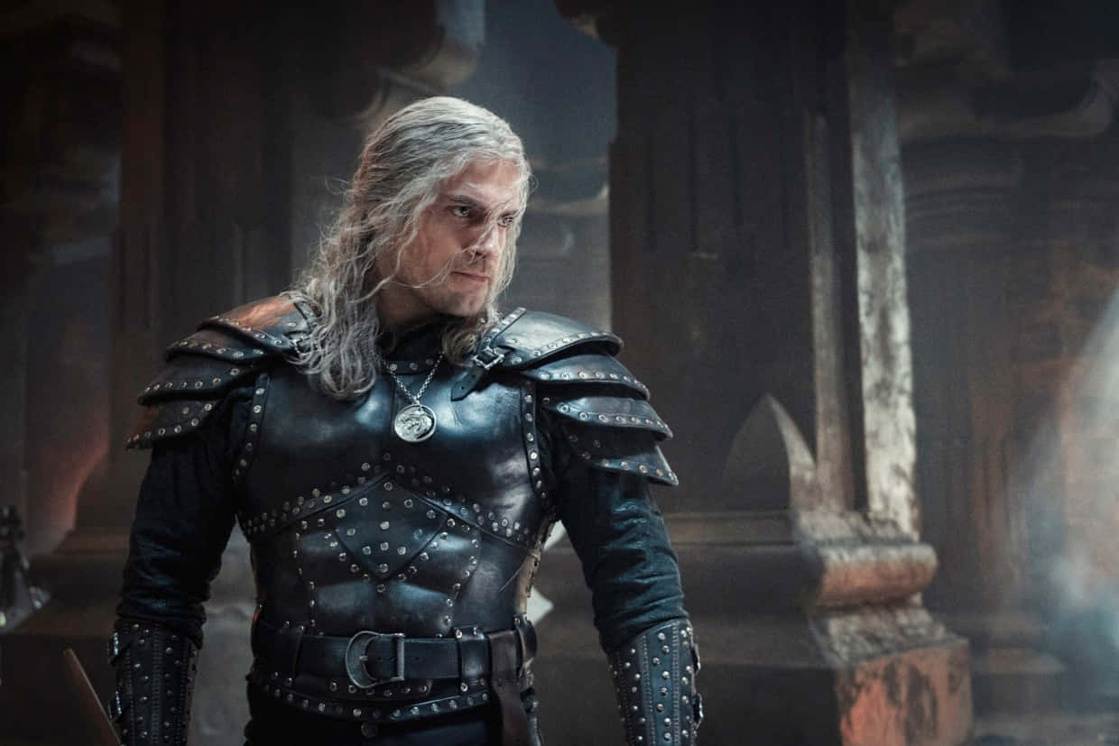 The Witcher Characters 桌布 壁紙 — 一位嚴肅的戰士，長著銀色長髮，站在華麗的石頭廢墟中，穿著詳細的黑色鉚釘盔甲。