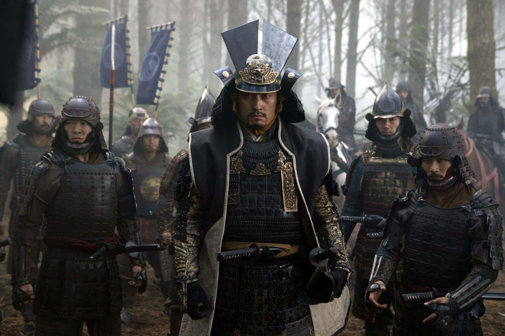 Samurai Armor 桌布 壁紙 — 一位嚴肅的武士首領身穿華麗盔甲，站在他裝甲部隊的前列，身處迷霧森林戰場。