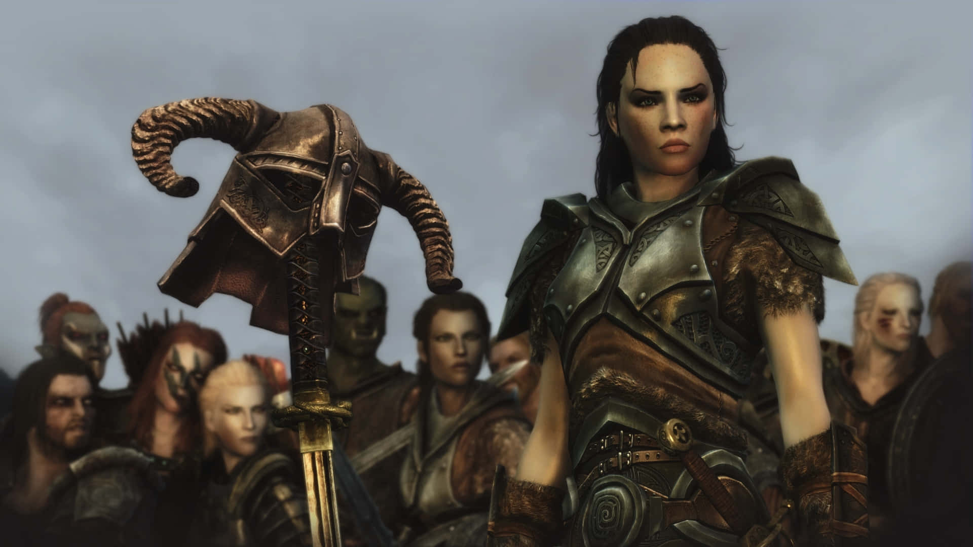 dovahkiin 桌布 壁紙 — 一位嚴肅的裝甲戰士戴著角盔手持劍，一群多元化的奇幻角色專注地觀看。