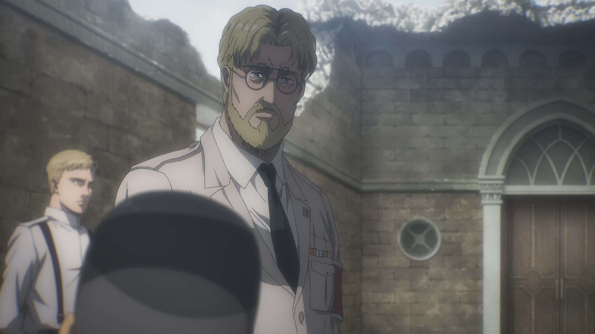 Attack On Titan The Final Season 桌布 壁紙 — 一位嚴肅的鬍鬚男穿著白外套和眼鏡，站在一個有拱形建築的石頭庭院中，身後有一個年輕男子。