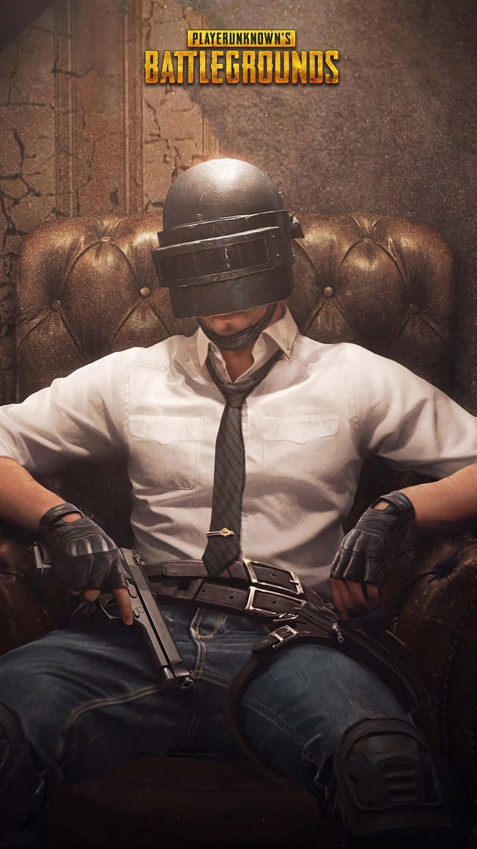 pubg mobile 桌布 壁紙 — 一位在PUBG中的玩家戴著頭盔並持槍，放鬆地坐在一張破舊的皮椅上，背景是裂開的牆壁。