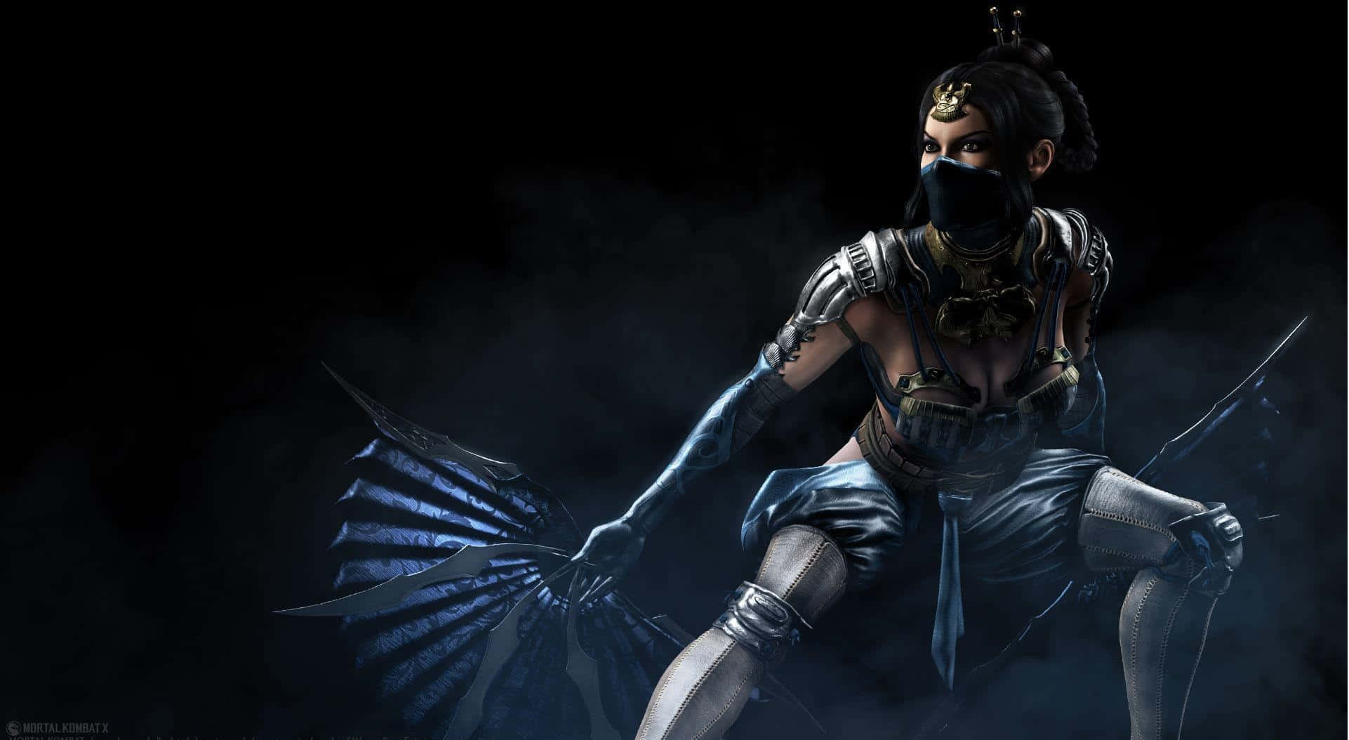 Mortal Kombat X 桌布 壁紙 — 一位在昏暗燈光下的女戰士，身穿華麗盔甲，手持扇刃和匕首，背景是煙霧繚繞的黑色。