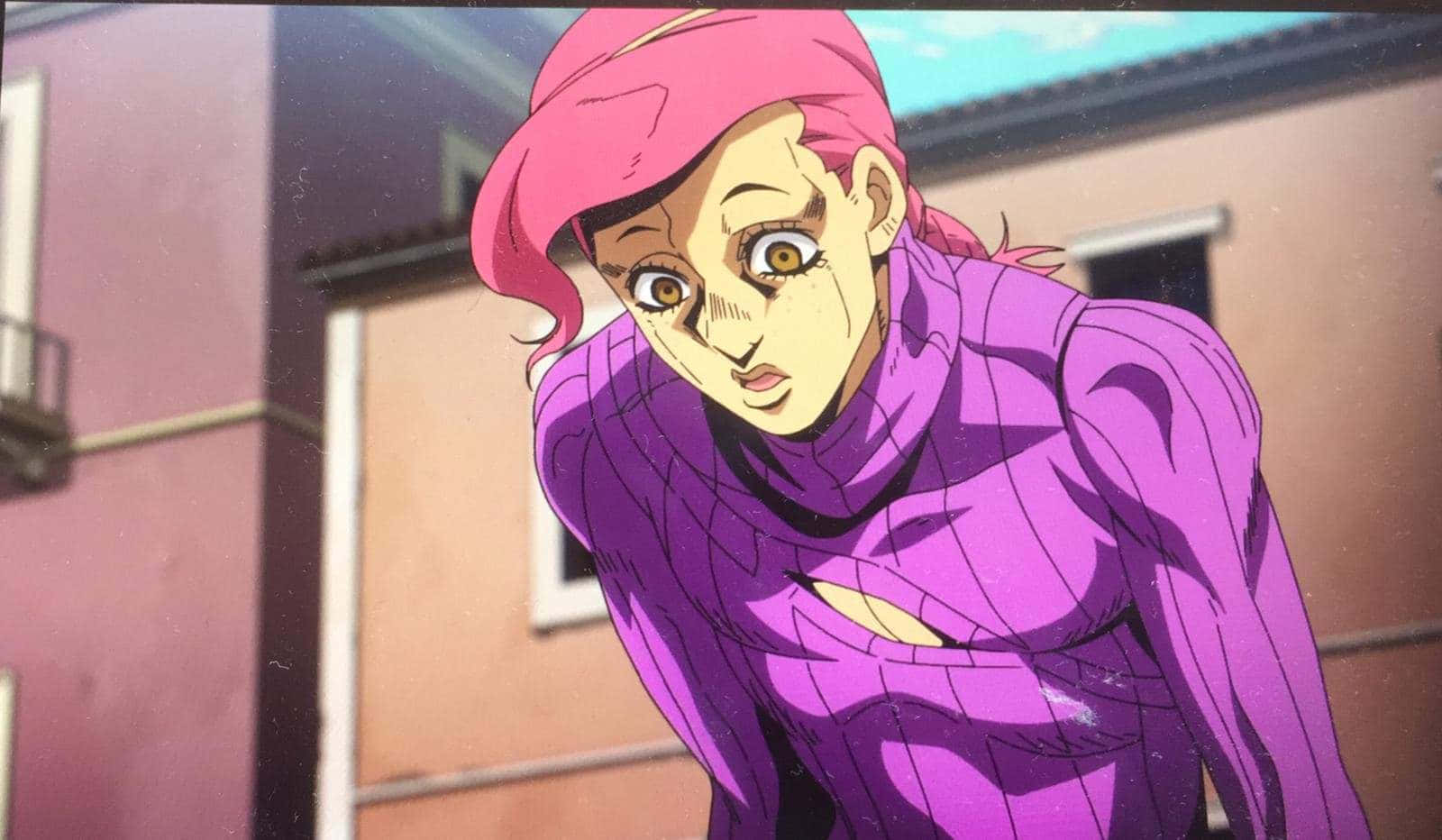 Vinegar Doppio 桌布 壁紙 — 一位堅定的動漫女性，身穿紫色服裝和粉色帽子，在陽光明媚的城市建築外牆前傾身向前。