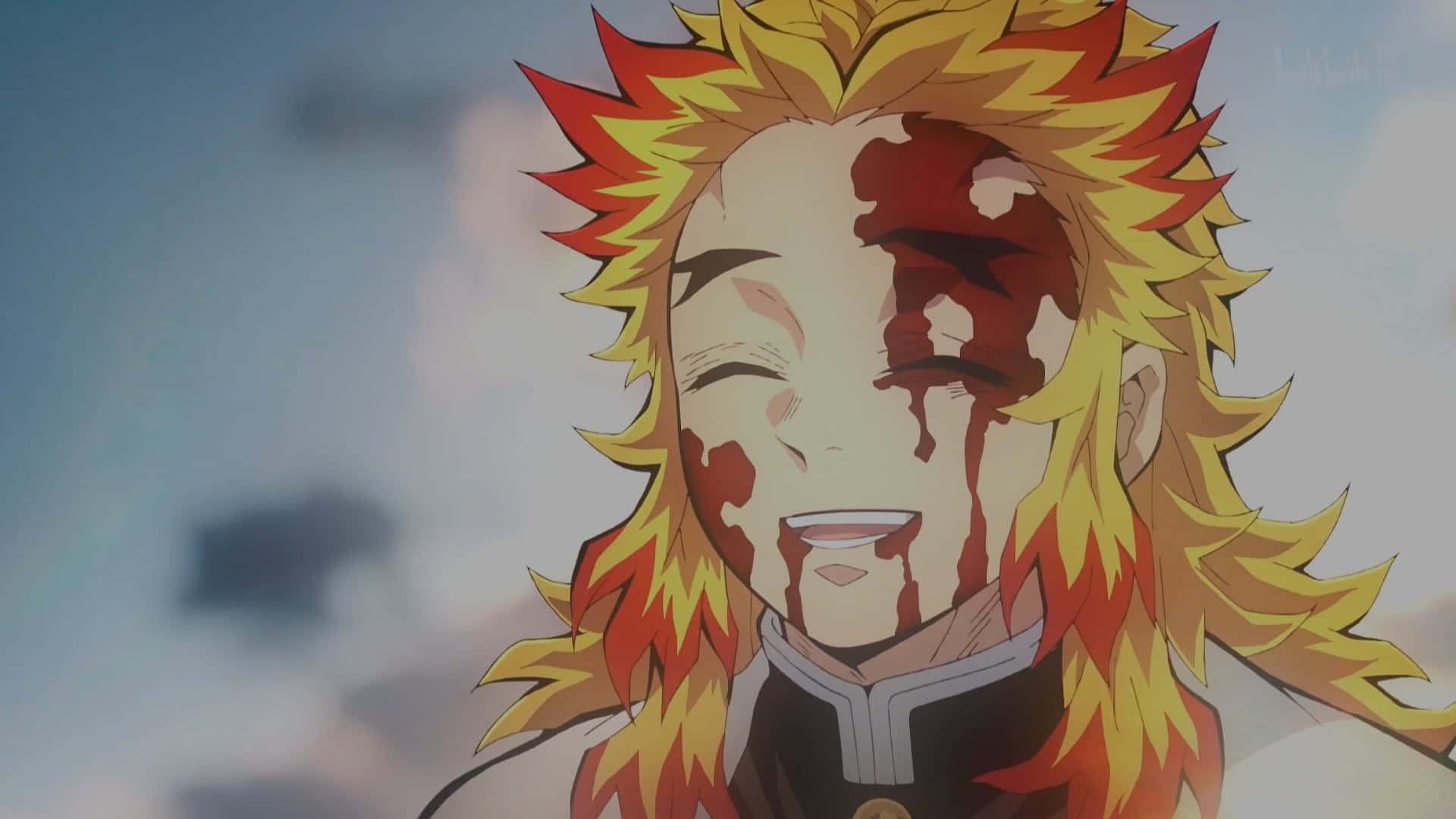 Rengoku Aesthetic 桌布 壁紙 — 一位堅定的動漫戰士，擁有火熱的金色頭髮，臉上帶有血痕，在陰雲密布的天空下露出兇猛的笑容。