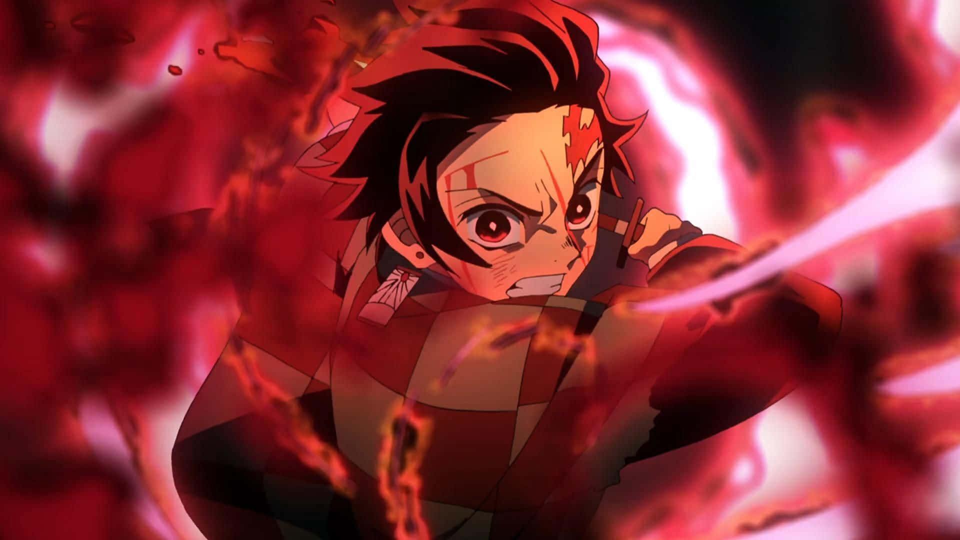 Demon Slayer Fight 桌布 壁紙 — 一位堅定的動漫戰士，紅髮閃爍的眼睛，在動態戰鬥場景中劈開熾熱的紅色能量。