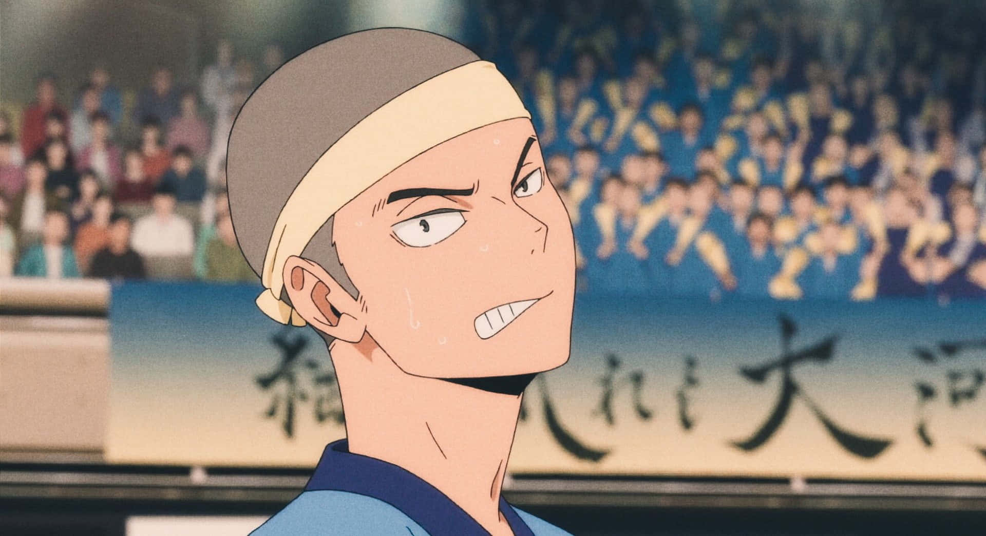 Tsubakihara 桌布 壁紙 — 一位堅定的動漫排球運動員戴著頭帶，在比賽中大汗淋漓，身後有歡呼的人群觀看。