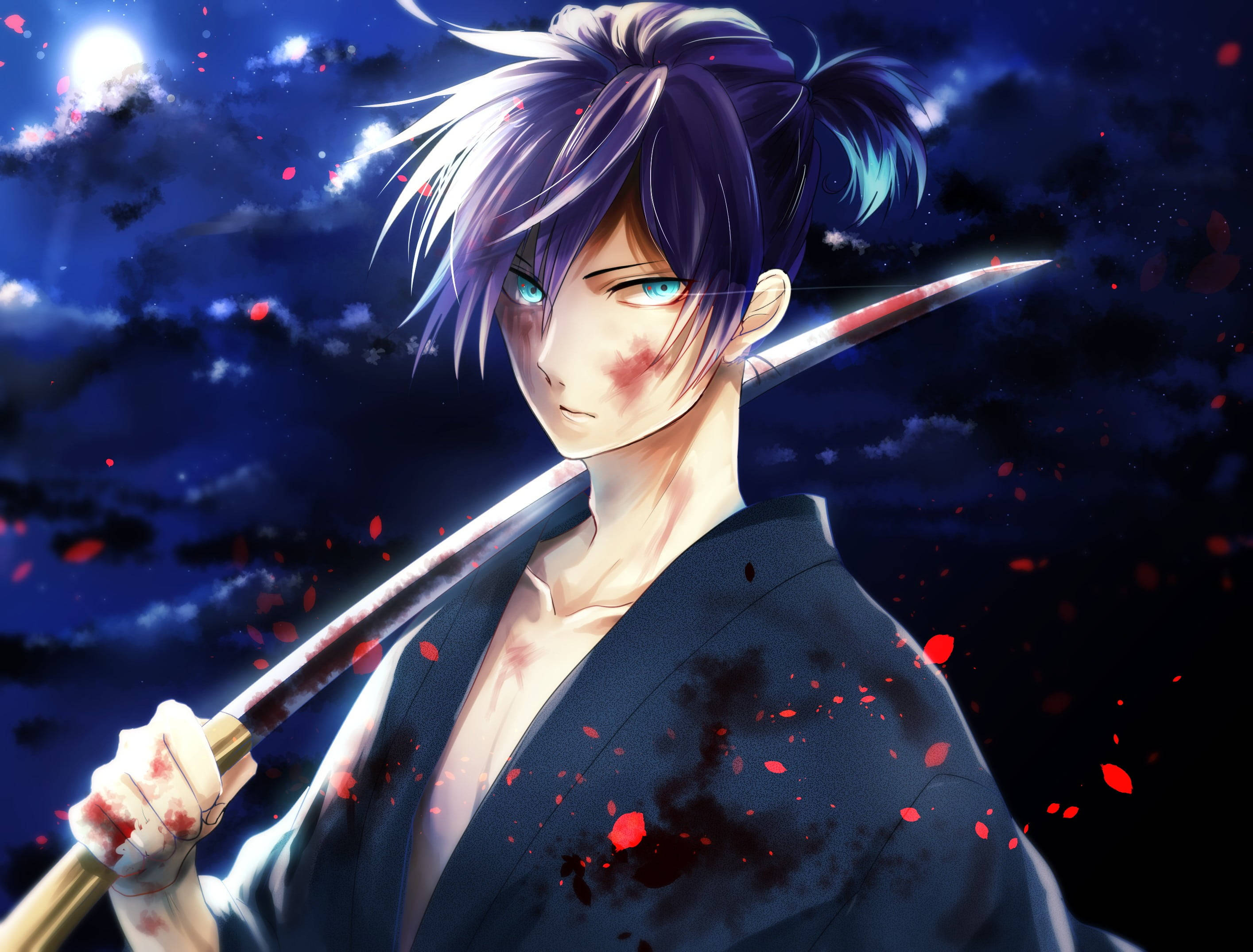 動漫男孩 桌布 壁紙 — 一位堅定的動漫武士，紫色頭髮，發光的藍色眼睛，在月光下拿著血淋淋的劍，櫻花飄落。
