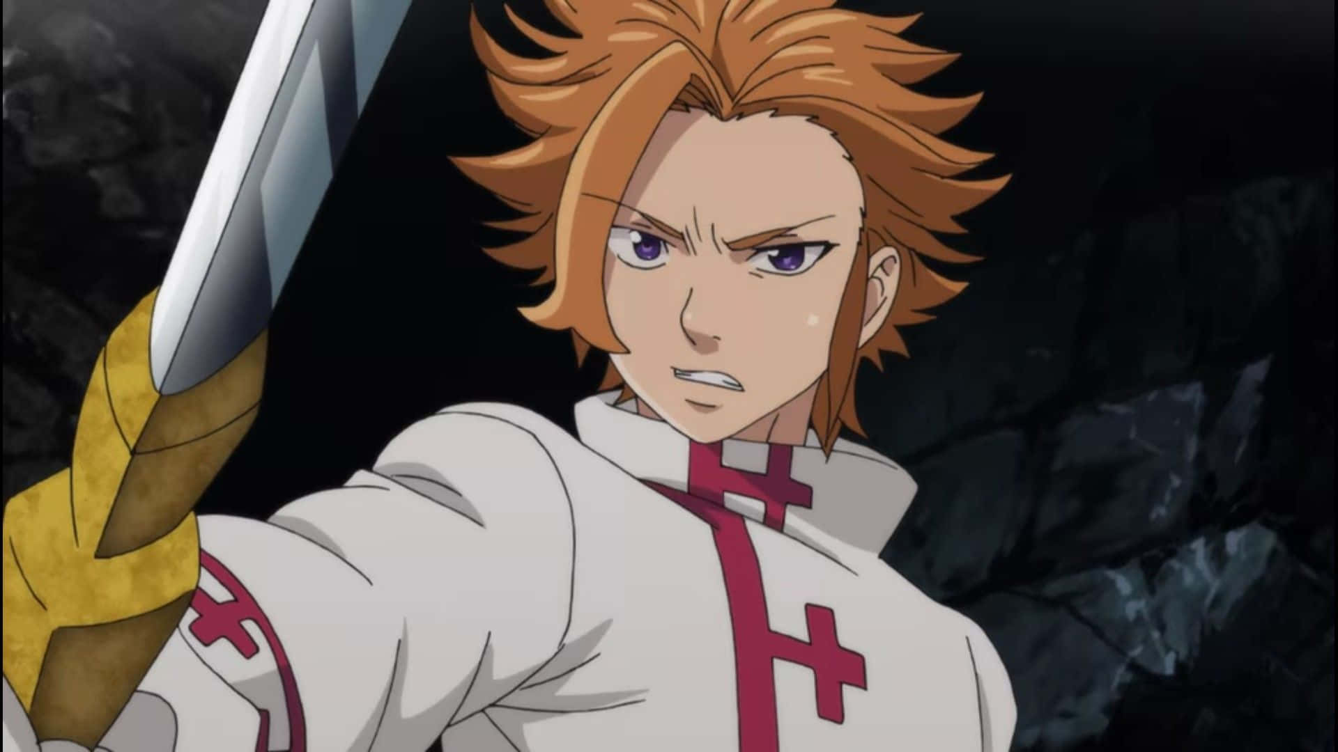 Seven Deadly Sins Arthur Pendragon 桌布 壁紙 — 一位堅定的動漫騎士，擁有尖刺的橙色頭髮和紫色眼睛，在黑暗的岩石洞穴中緊握著劍。