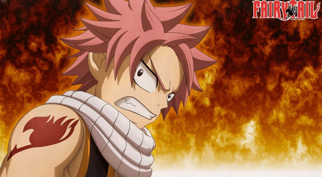 natsu dragneel 桌布 壁紙 — 一位堅定的動畫法師，擁有尖刺的粉紅色頭髮和火焰紋身，在火熱的橙色背景下兇猛地凝視。