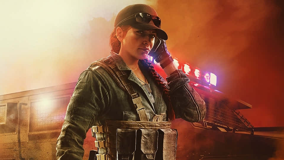 Rainbow Six Siege Ash 桌布 壁紙 — 一位堅定的女兵身穿戰術裝備，在熾熱橙色煙霧背景和發光紅燈下使用對講機通話。