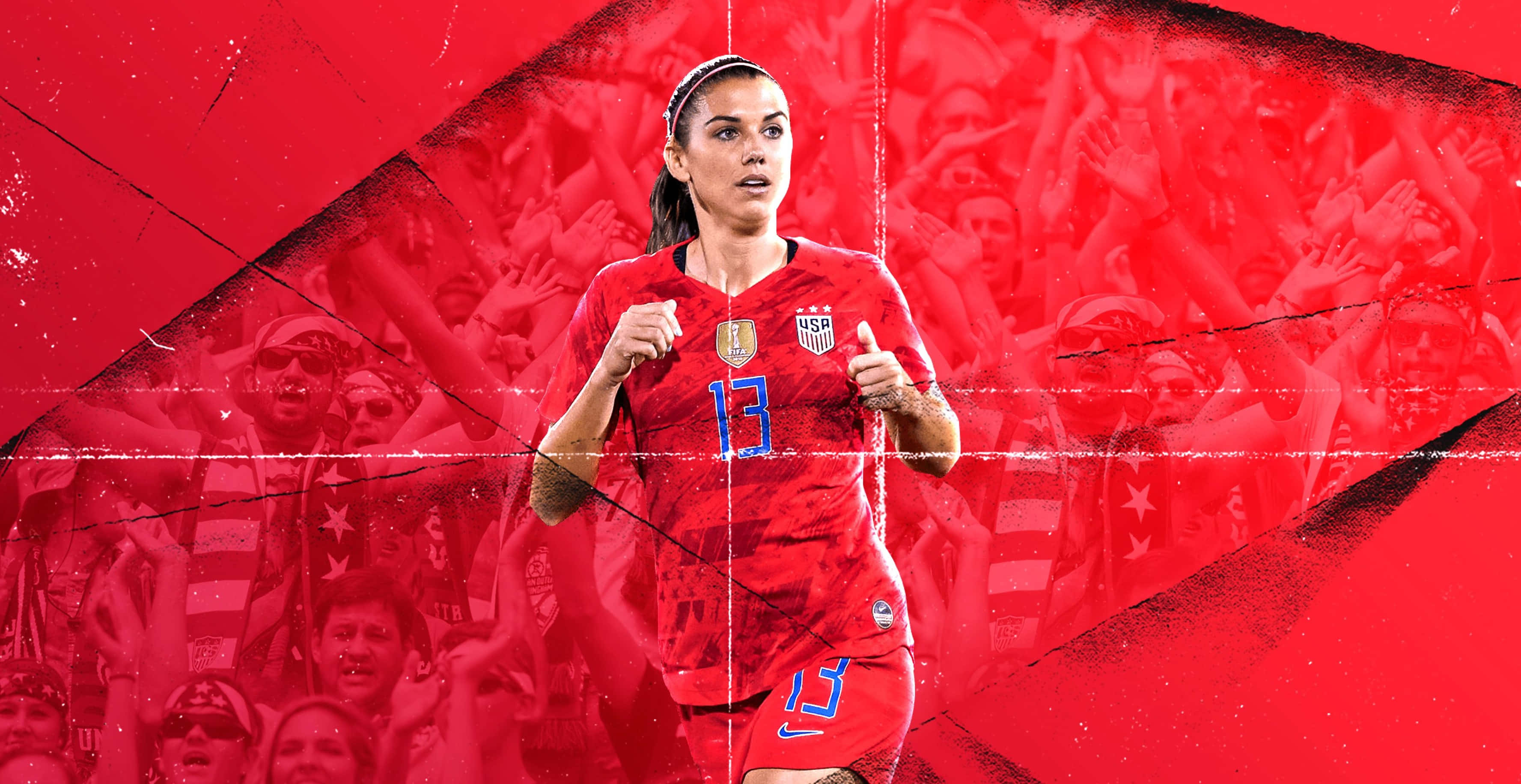 Alex Morgan 桌布 壁紙 — 一位堅定的美國足球員身穿紅色13號球衣，在背後人群的能量推動下向前奔跑，呈現大膽的紅色圖形設計。
