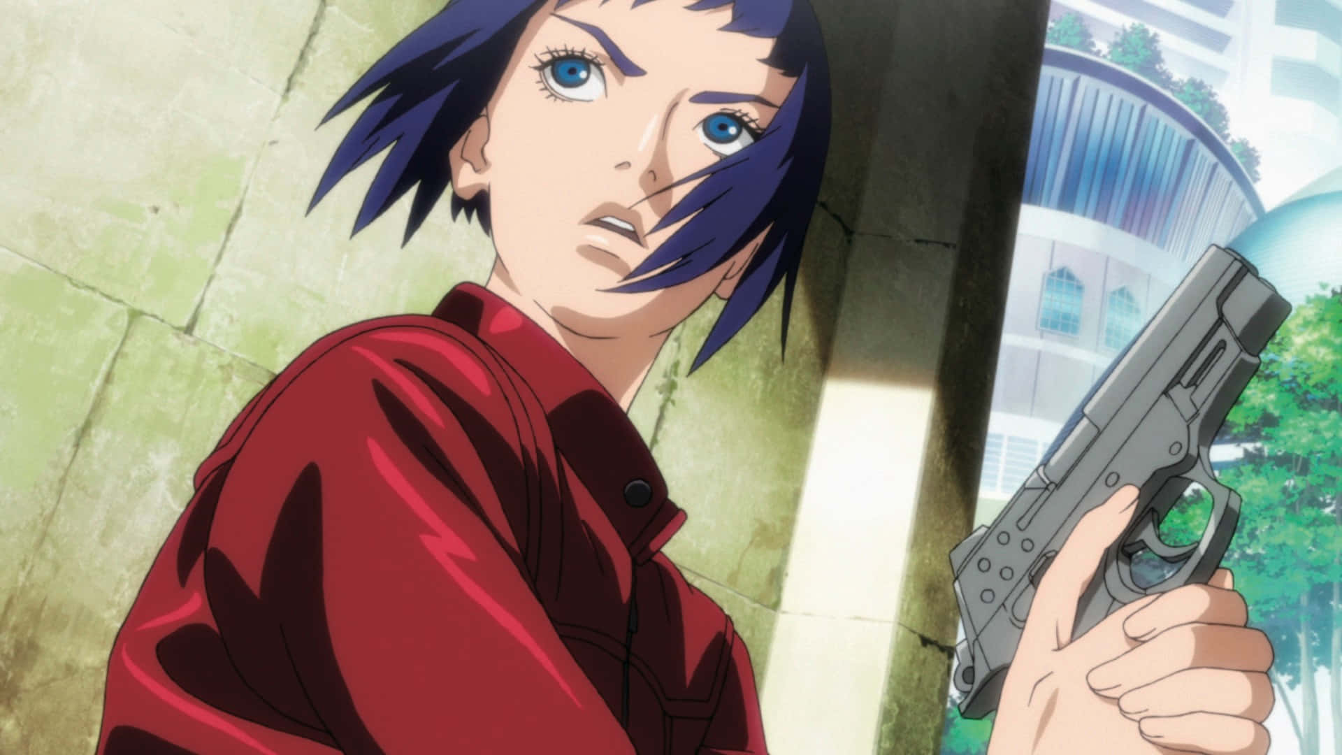 Ghost In The Shell Logicoma 桌布 壁紙 — 一位堅定的藍髮藍眼動漫女性，在陽光普照的城市背景下手持手槍。