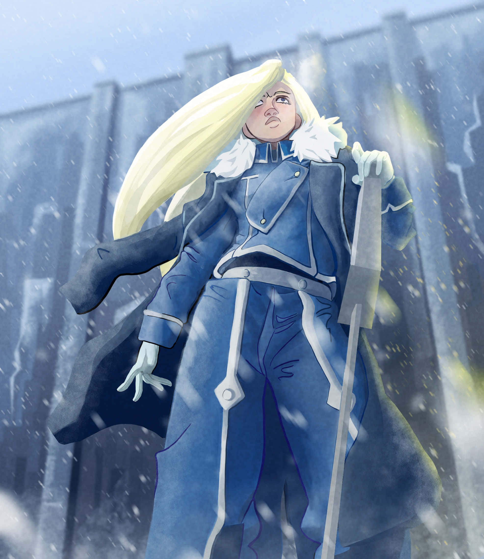 Olivier Mira Armstrong 桌布 壁紙 — 一位堅定的金髮動漫戰士身穿藍色盔甲，在積雪的城市小巷中揮舞著劍，挑釁地站立。