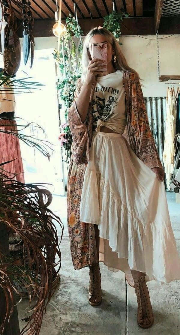 一位女士在充滿植物的房間裡自拍 壁紙