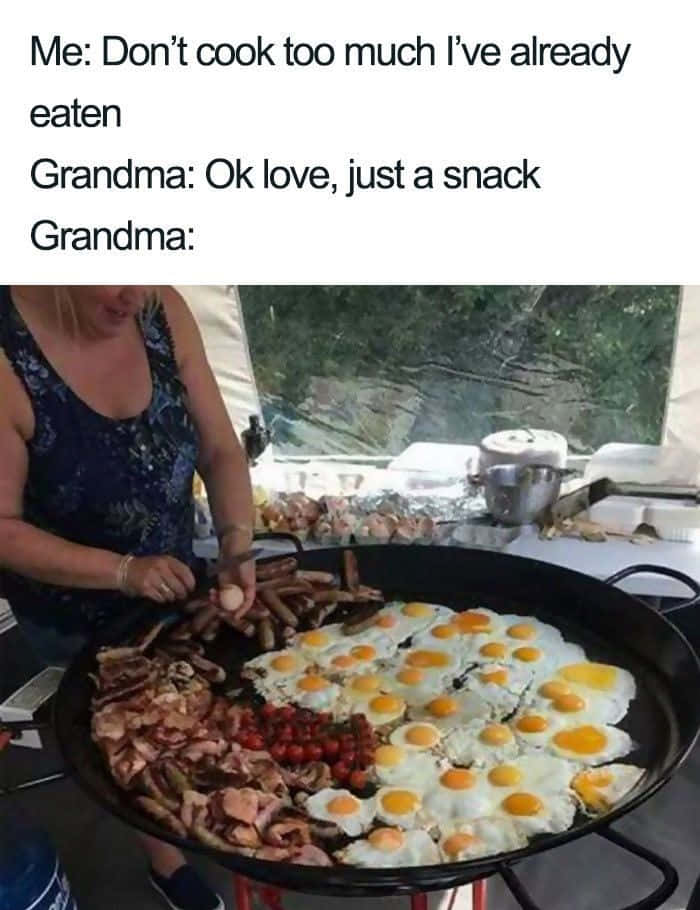 Food Memes 桌布 壁紙 — 一位女士在戶外烹飪活動中，將雞蛋加入一個裝滿香腸、煙肉和車厘茄的巨大煎鍋中。