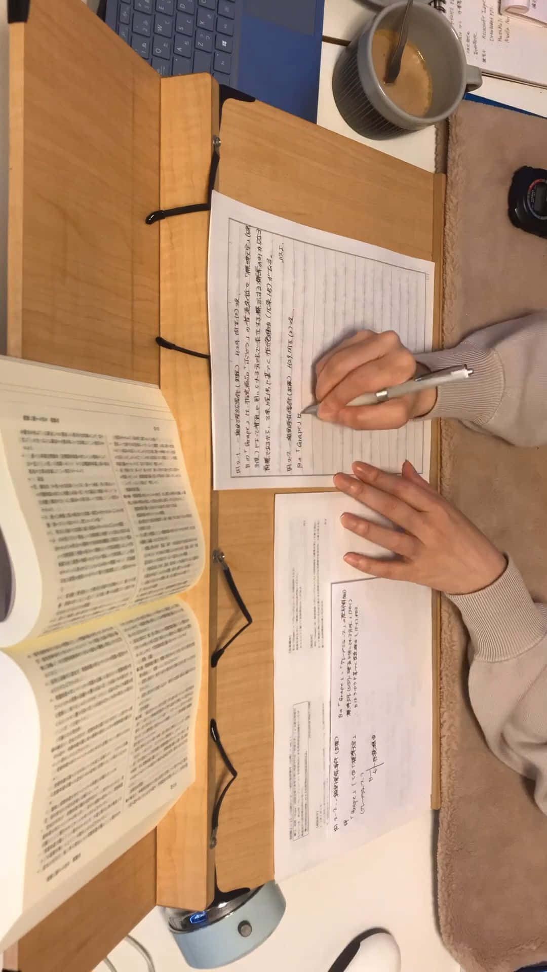 一位女士在打開的書本上書寫 壁紙
