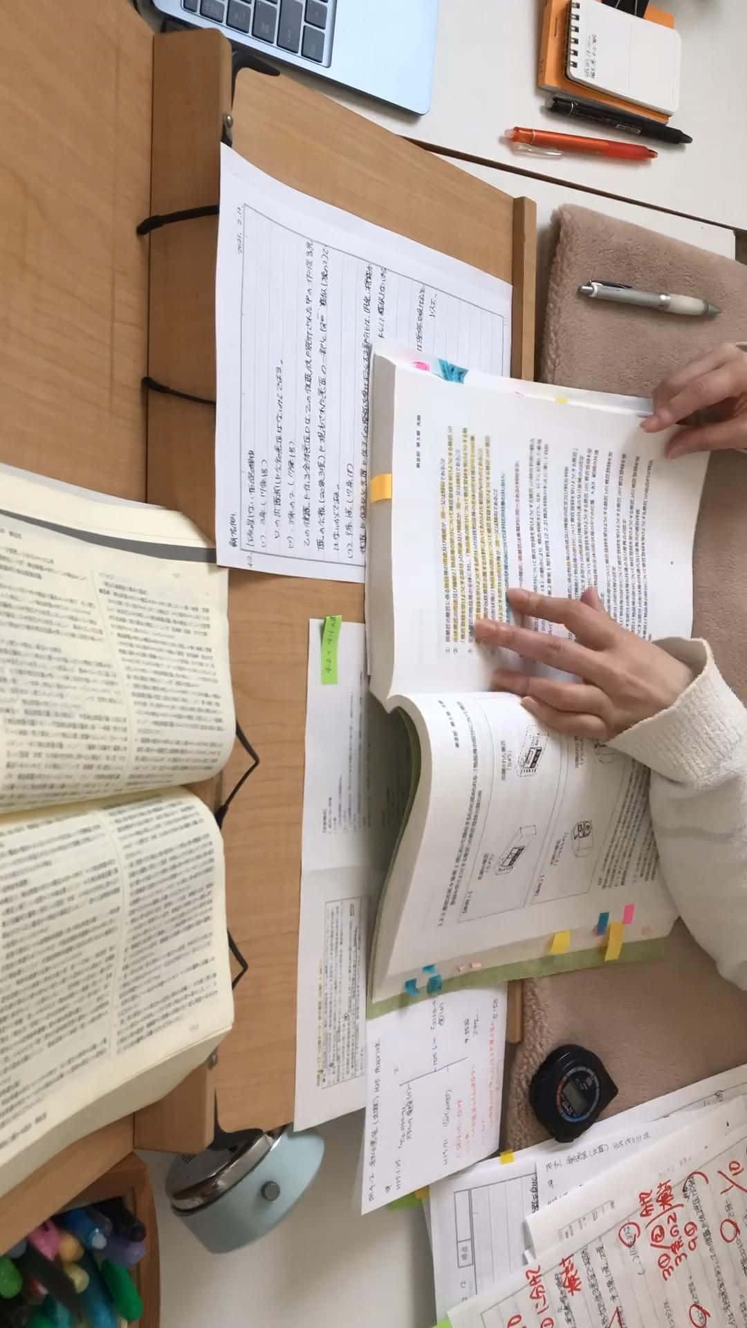 一位女士在書桌前閱讀書籍 壁紙