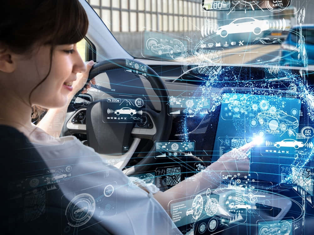 Car Technology 桌布 壁紙 — 一位女士在未來感十足的車輛內，微笑著與發光的藍色全息汽車界面元素互動。