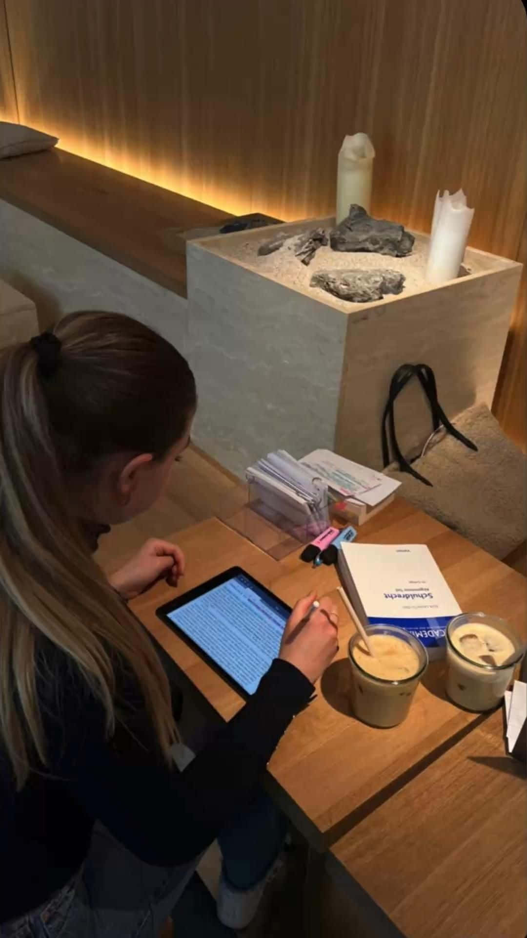 一位女士在桌上使用iPad 壁紙