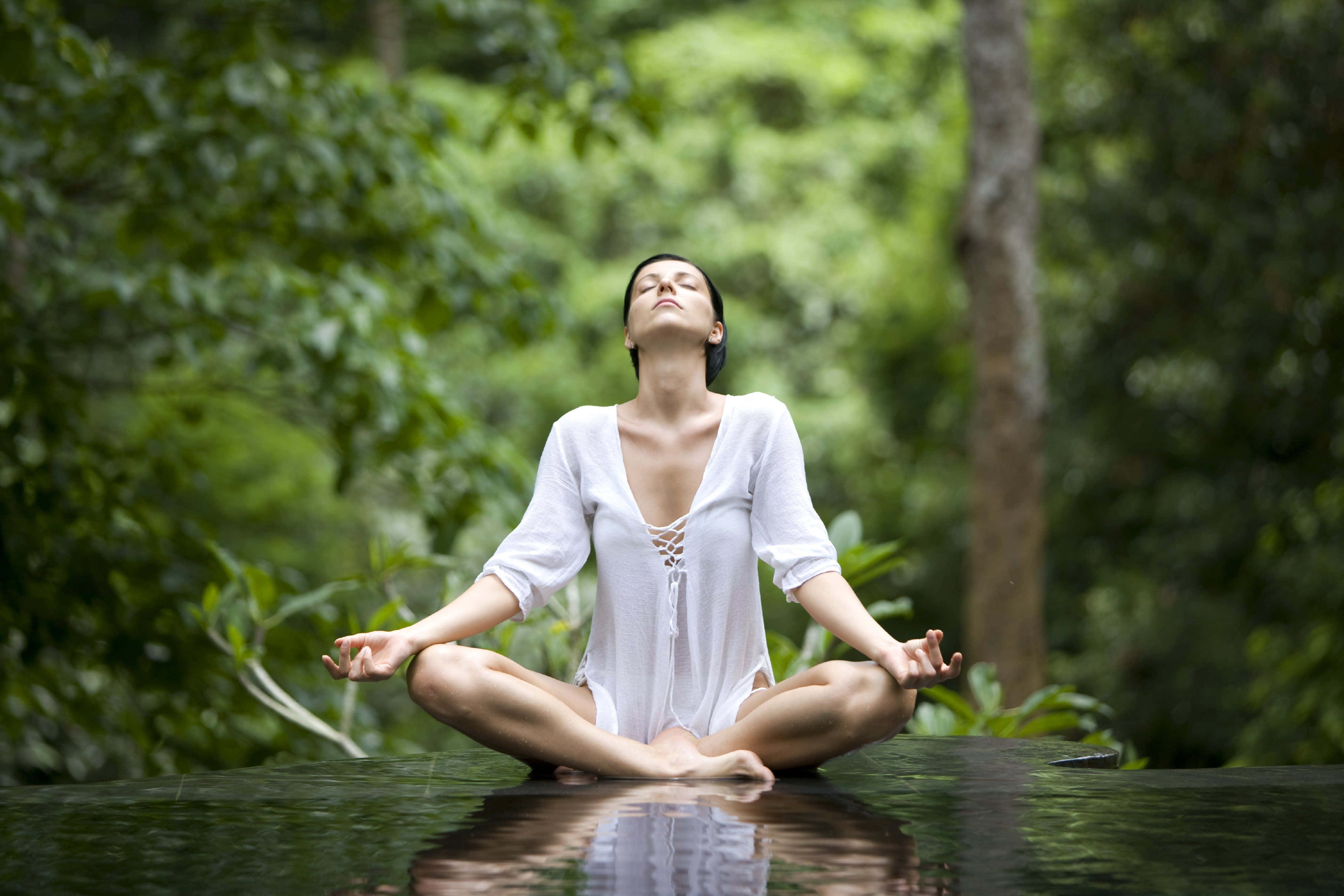 Transcendental 桌布 壁紙 — 一位女士在森林中平靜地冥想，她的倒影映照在平靜的水面上。