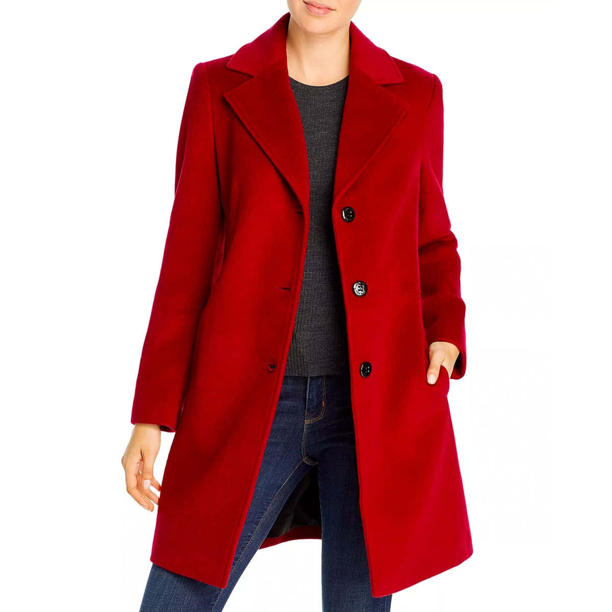 Red Coat 桌布 壁紙 — 一位女士在純白背景前，身穿一件鮮紅色羊毛外套，內搭灰色毛衣和藍色牛仔褲。