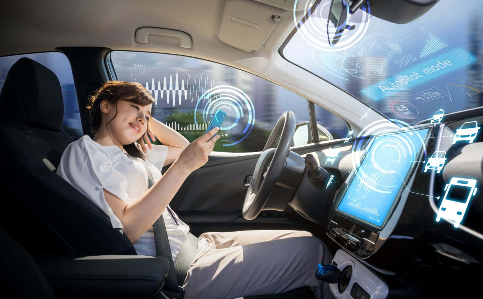 Car Technology 桌布 壁紙 — 一位女士在自動駕駛汽車中放鬆，全息顯示屏顯示自動駕駛數據和周圍交通情況。
