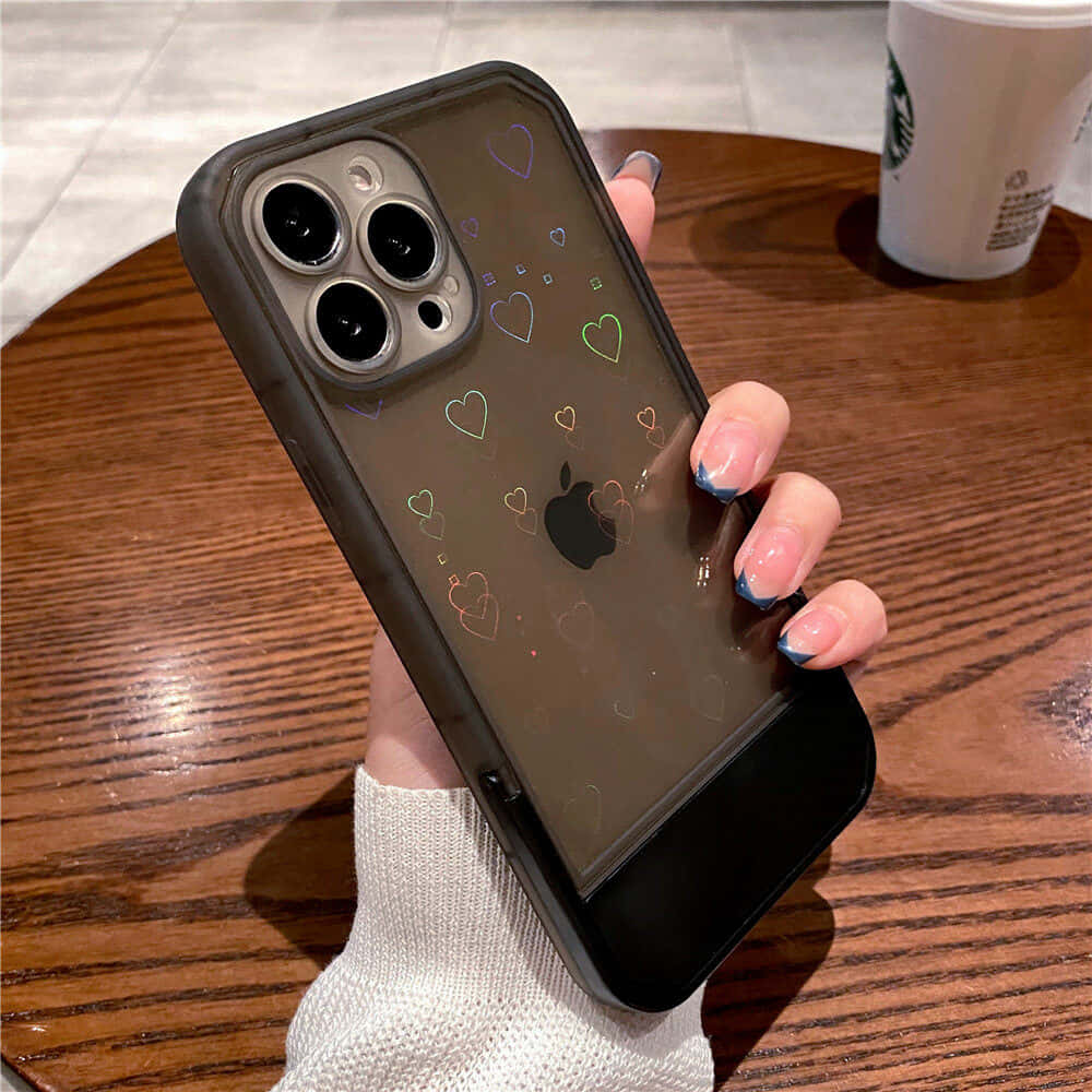 一位女士手持印有心形圖案的iPhone 11手機殼 壁紙