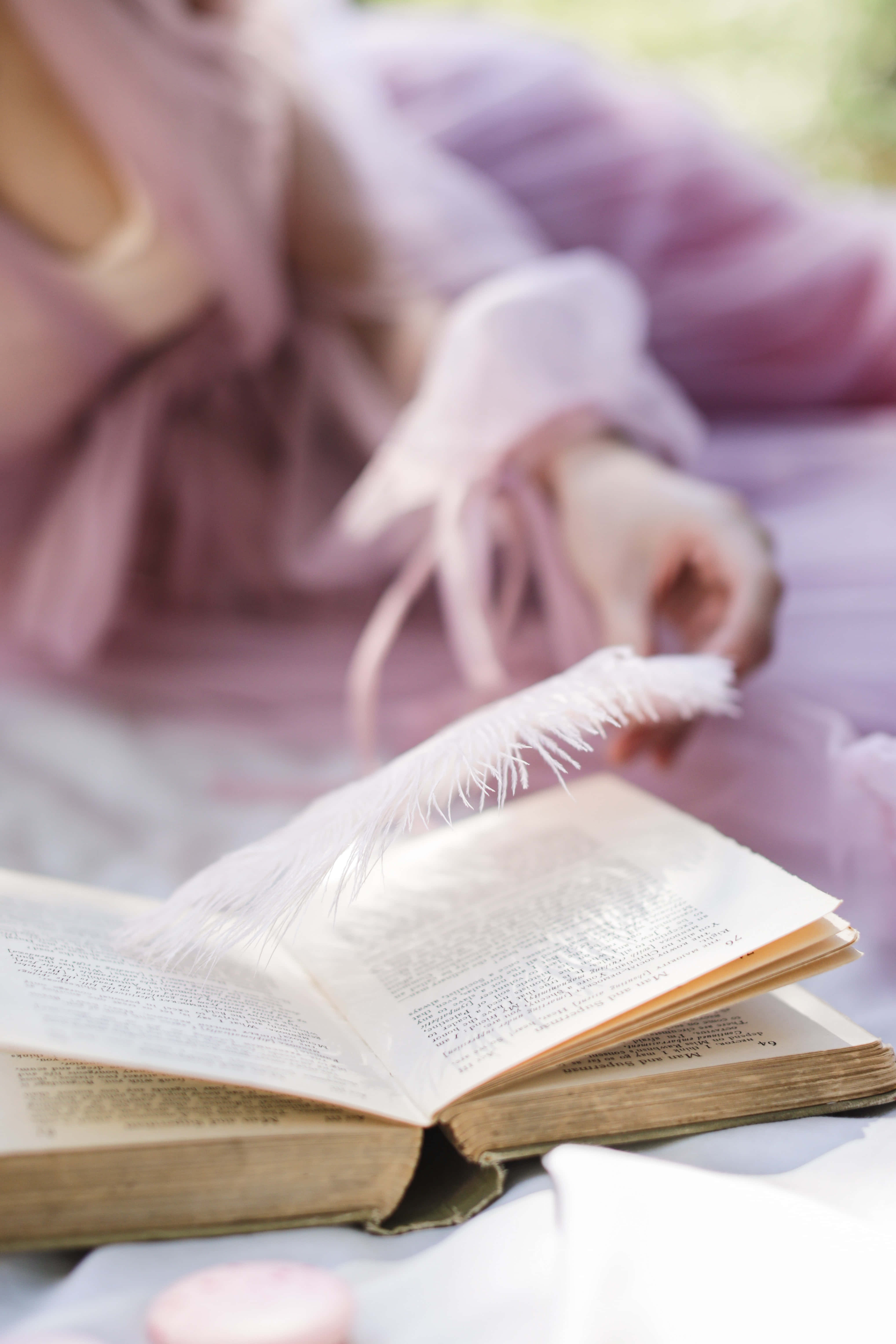 一位女士正在閱讀一本書 壁紙