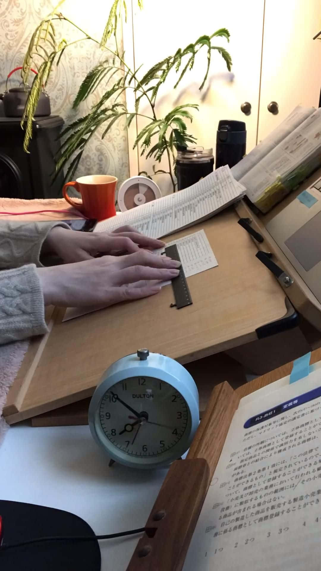 一位女士正在電腦前打字 壁紙
