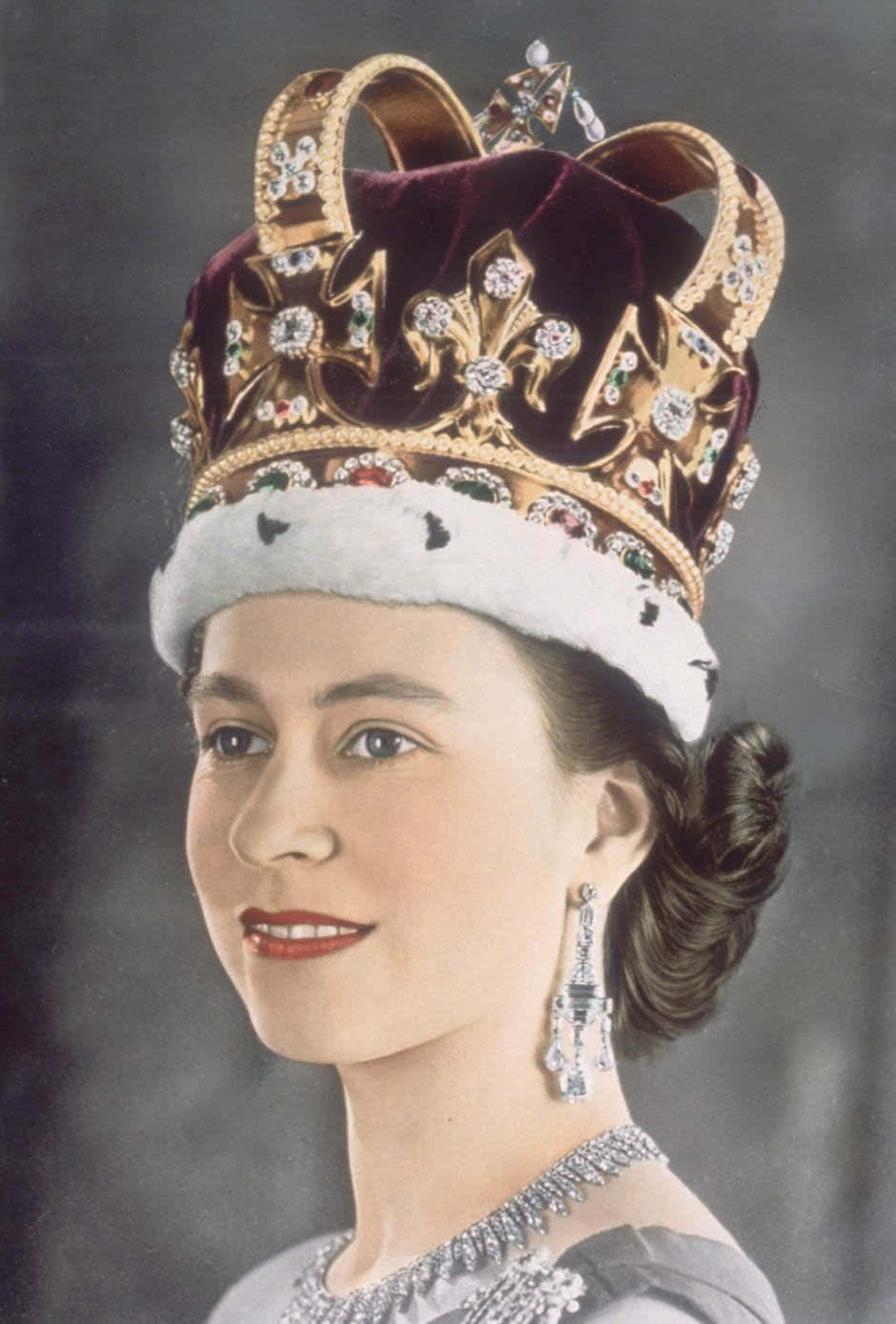 Queen Elizabeth 桌布 壁紙 — 一位女王嘅威嚴肖像，戴住華麗嘅珠寶王冠同鑽石耳環，背景係深色。