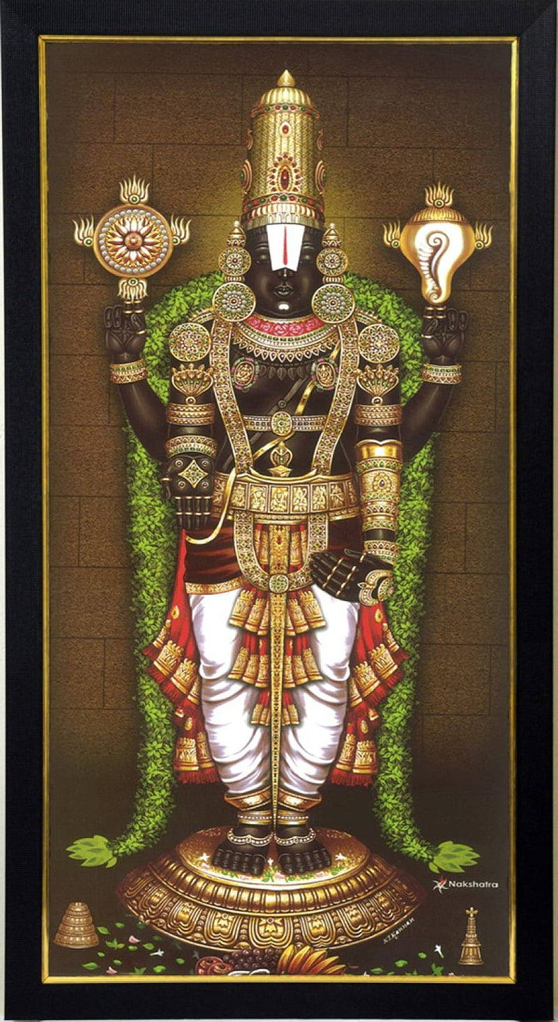 Vishnu 桌布 壁紙 — 一位威嚴的深色皮膚印度教神祇，身披金色鎧甲和白色多蒂，站在華麗的基座上，手持太陽圓盤和海螺殼，披著綠色花環，背景為有紋理的棕色。