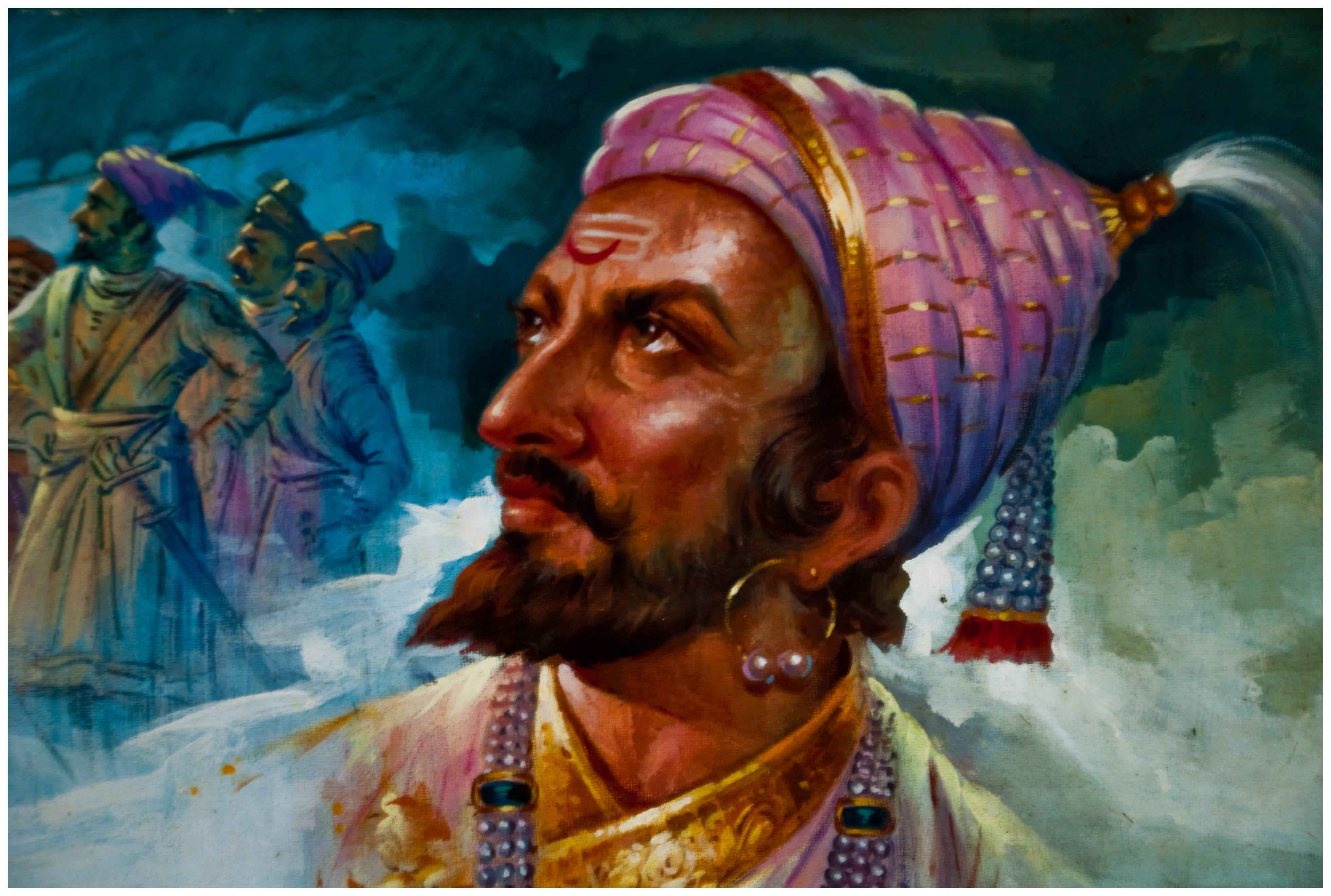 Indian 桌布 壁紙 — 一位威嚴的男子，戴著紫色頭巾和黃金首飾，在暴風雨的天空下向上凝視，身後有模糊的人影。