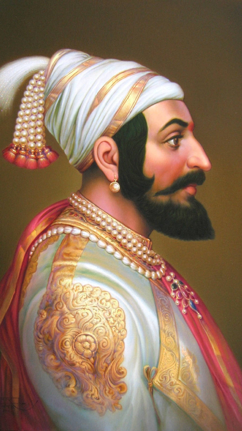 shivaji maharaj HD 桌布 壁紙 — 一位威嚴的男子，頭戴華麗的白色頭巾，身穿飾有珍珠的金色刺繡長袍，在柔和的棕色背景下若有所思地凝視著。