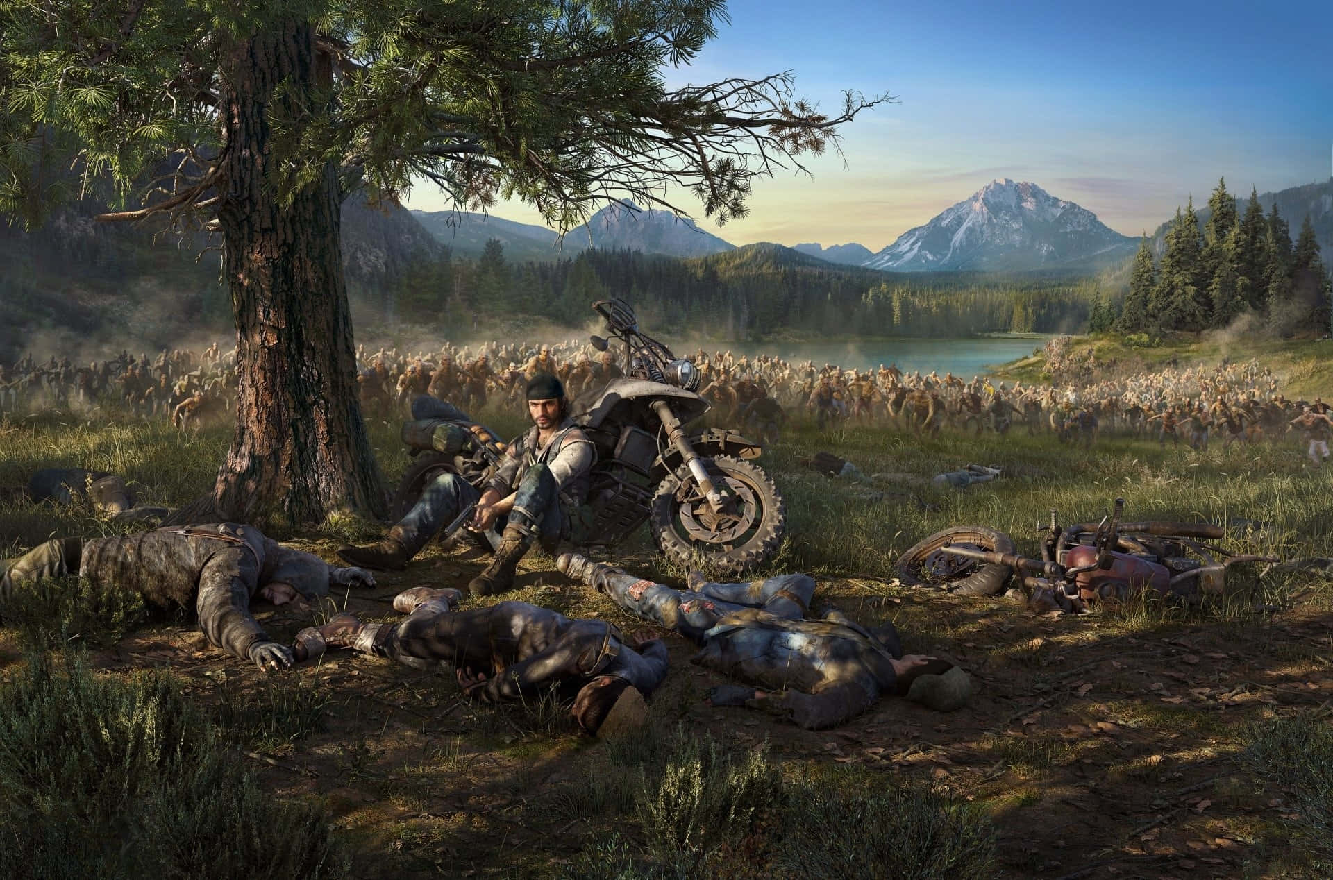 Open-world Games 桌布 壁紙 — 一位孤獨的倖存者坐在他的電單車旁，周圍是倒下的戰友，身處霧氣瀰漫的森林空地，遠處有山脈和湖泊。