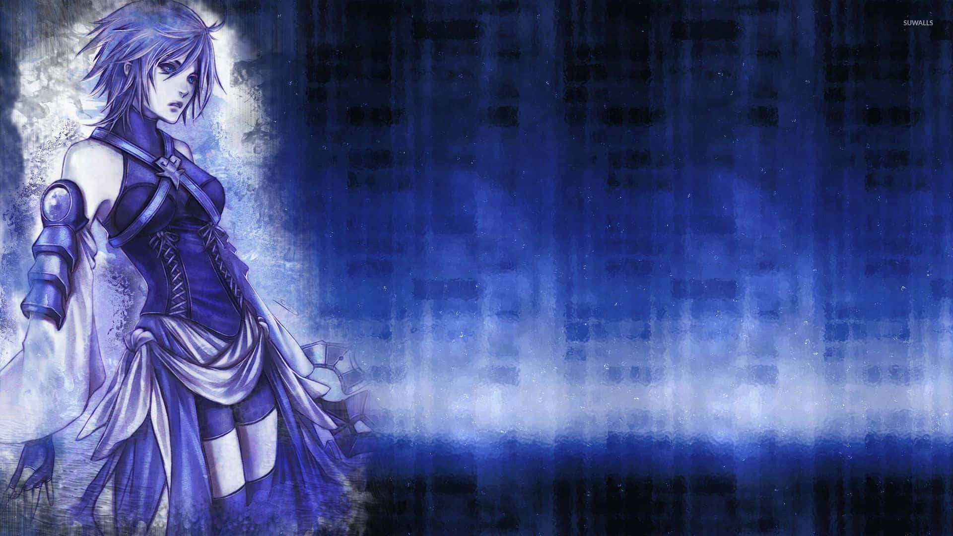 "Aqua - The Heart of the Kingdom" 壁紙 — 一位孤獨的動漫戰士，銀色頭髮，藍色盔甲，站在迷霧籠罩的深藍色環境中，帶有發光的白色亮點。