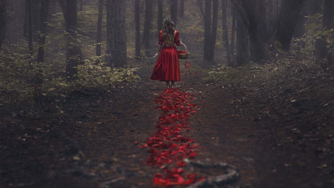 Dark Tales 桌布 壁紙 — 一位孤獨的女子身穿飄逸的紅裙，走在霧氣瀰漫的森林小徑上，身後散落著紅色花瓣。