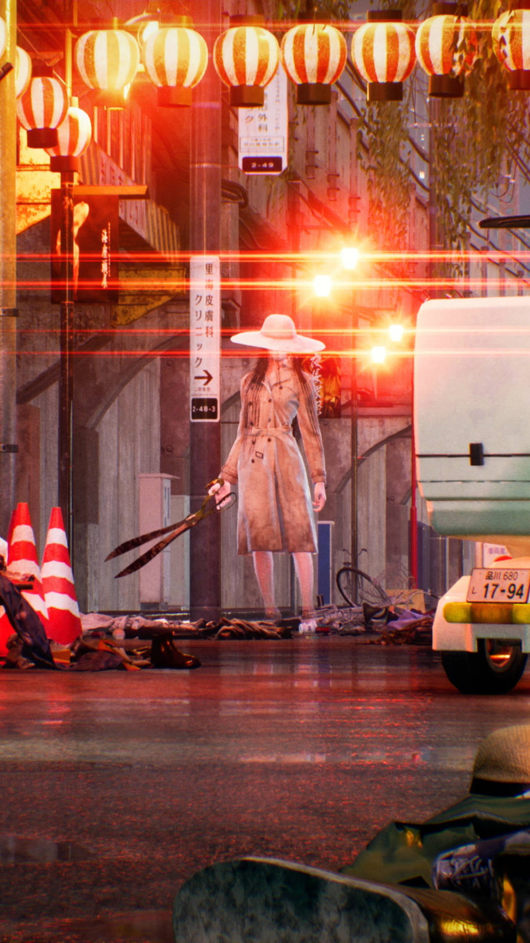 《Ghostwire Tokyo》Kuchisake 壁紙 — 一位孤獨的女性穿著風衣和寬邊帽，站在夜晚雨濕的日本街道上，周圍是發光的紅色燈籠和霓虹燈條紋。