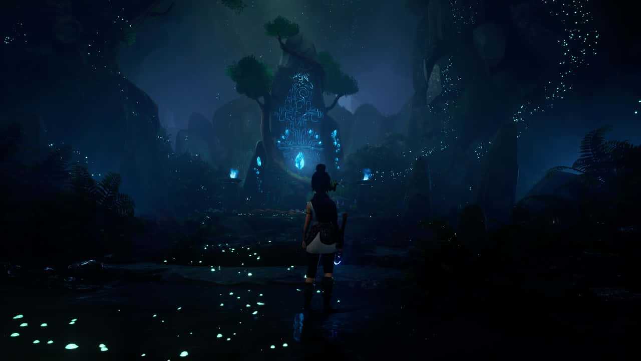 Ps5 Games 桌布 壁紙 — 一位孤獨的探險家站在夜晚神秘黑暗的森林中，周圍環繞著發光的藍色光芒和帶有發光符文的古樹。