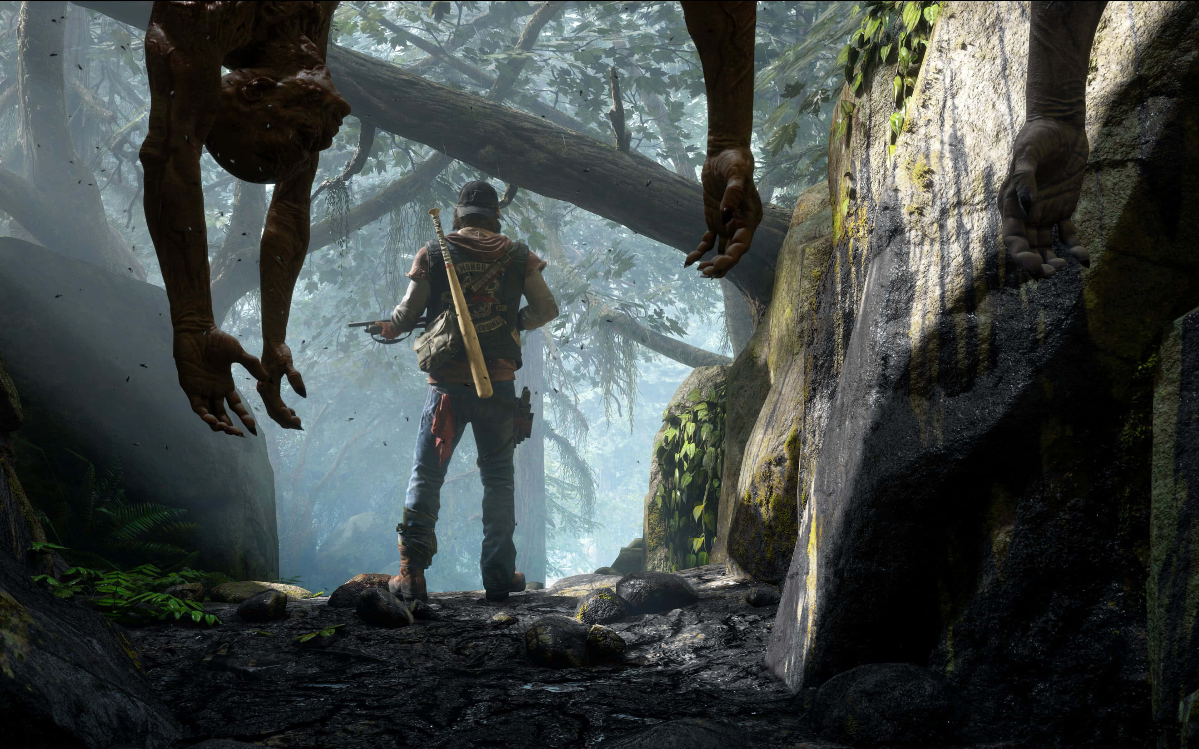 Survival Games 桌布 壁紙 — 一位孤獨的探險家站在迷霧籠罩的叢林峽谷中，巨大的陰影之手從天而降，營造出緊張而不祥的氣氛。