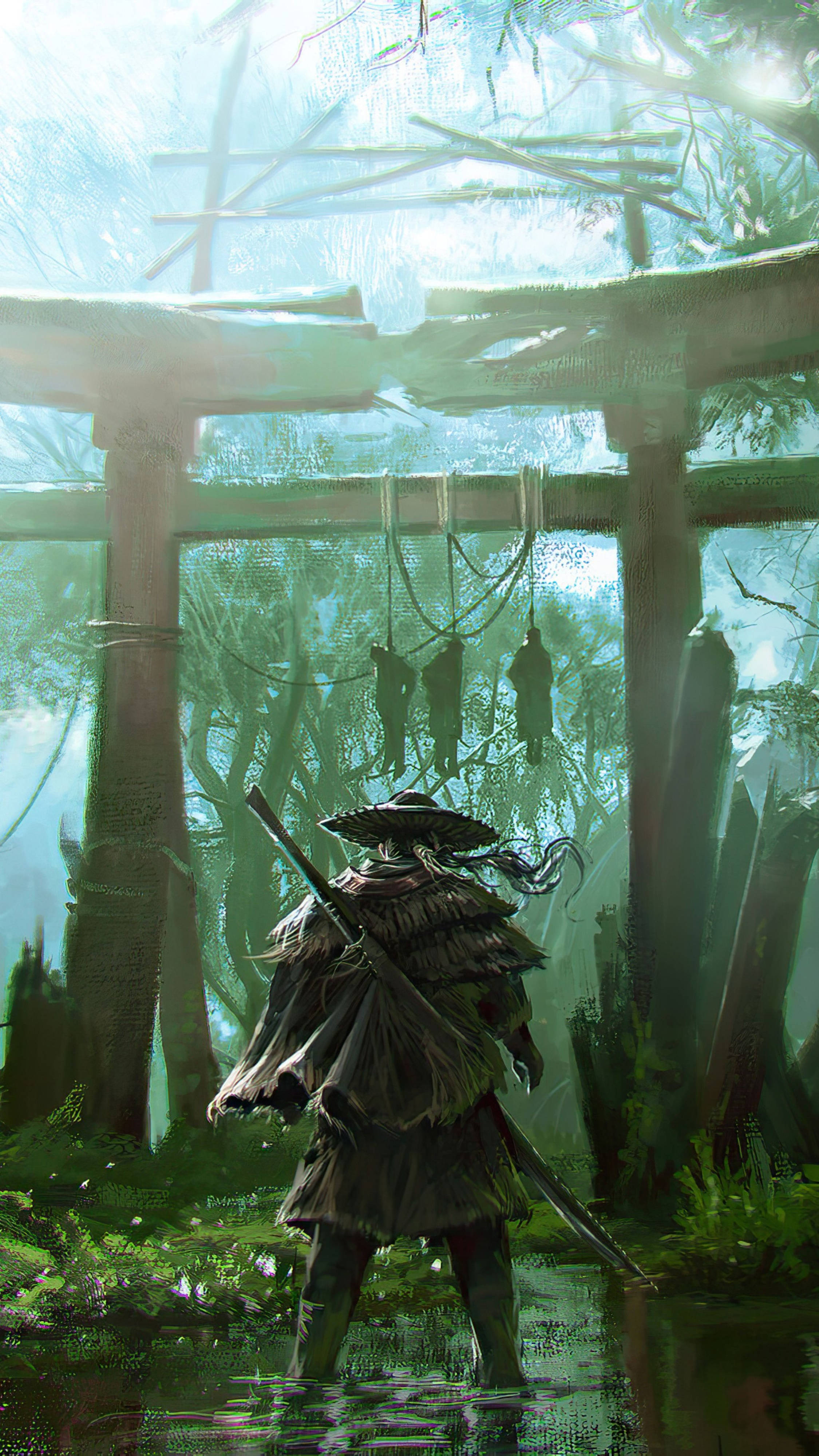 武士 桌布 壁紙 — 一位孤獨的武士戰士站在霧氣瀰漫的森林中，在長滿苔蘚的鳥居下的淺水中，拱門內可見懸掛的人影。