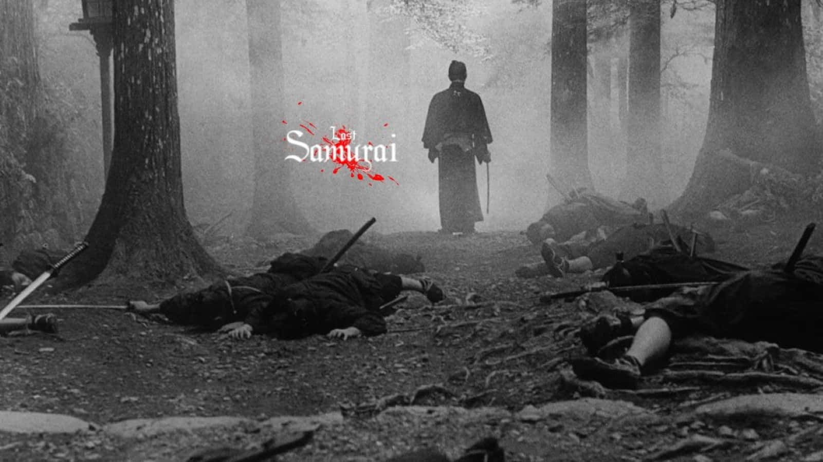 Black And White Samurai 桌布 壁紙 — 一位孤獨的武士站在霧氣瀰漫的森林中，周圍躺著倒下的戰士，以單色呈現並帶有紅色血濺文字。