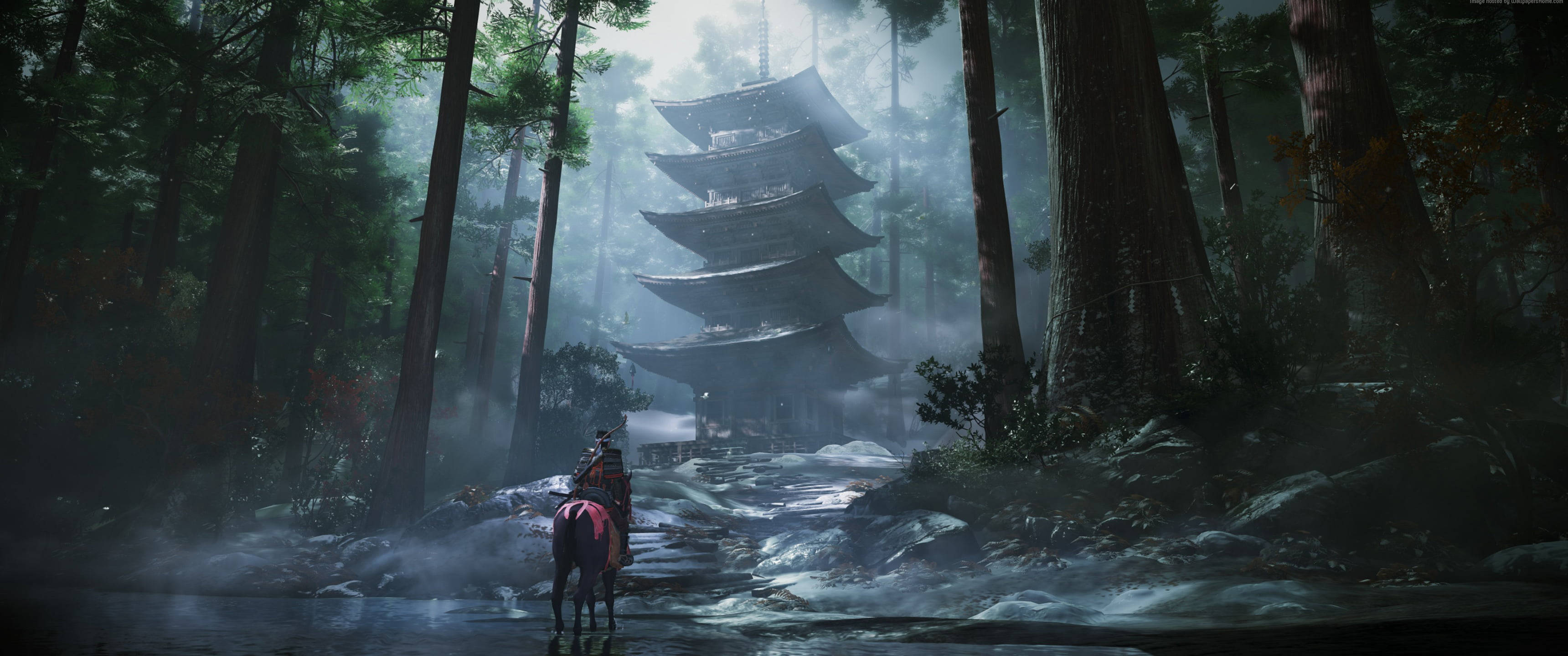 森林 桌布 壁紙 — 一位孤獨的武士騎著馬穿過迷霧森林，走向一座沐浴在柔和晨光中的高聳寶塔。